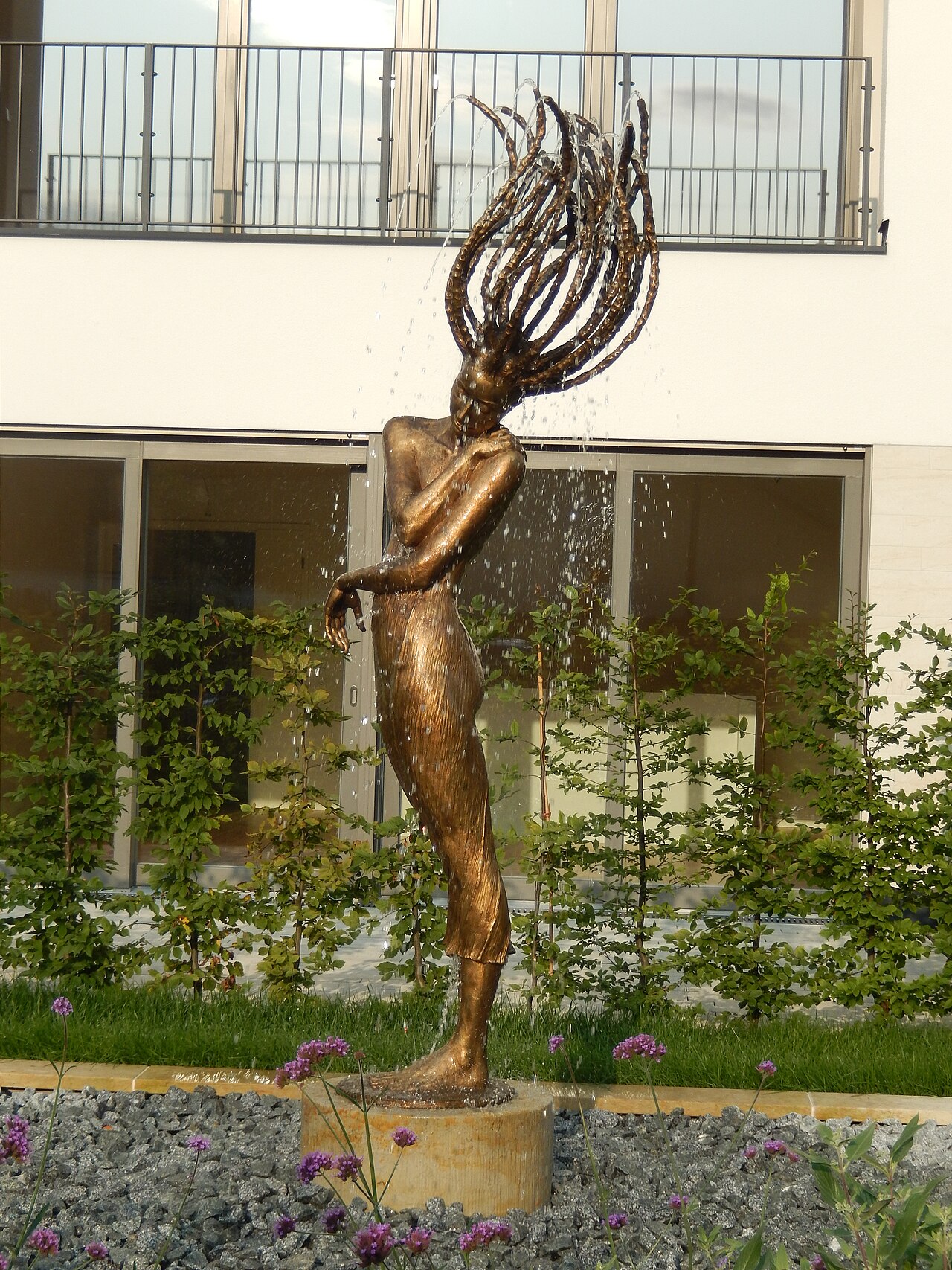 Dresden, Bergstraße 1-3, Brunnenfigur Primavera II von der Dresdner Bildhauerin Małgorzata Chodakowska