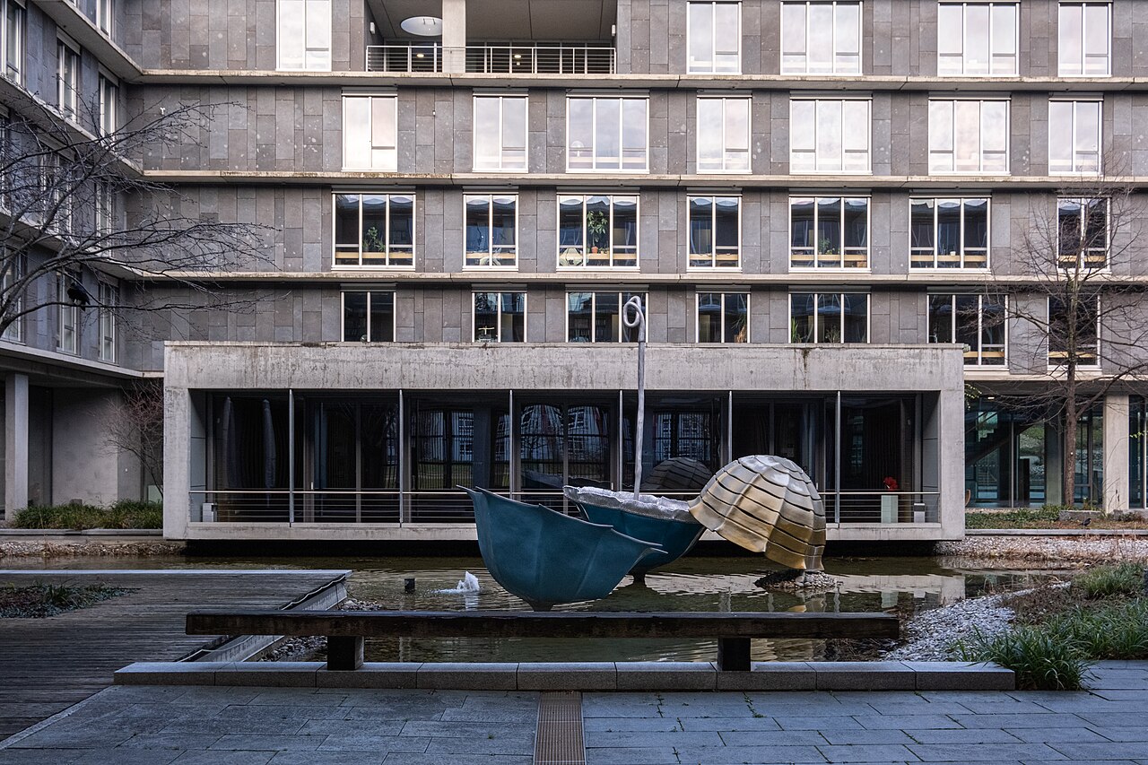 Skulptur "Projekt 3 Schirme" von Stephan Hasslinger im Innenhof des Regierungspräsidium Freiburg