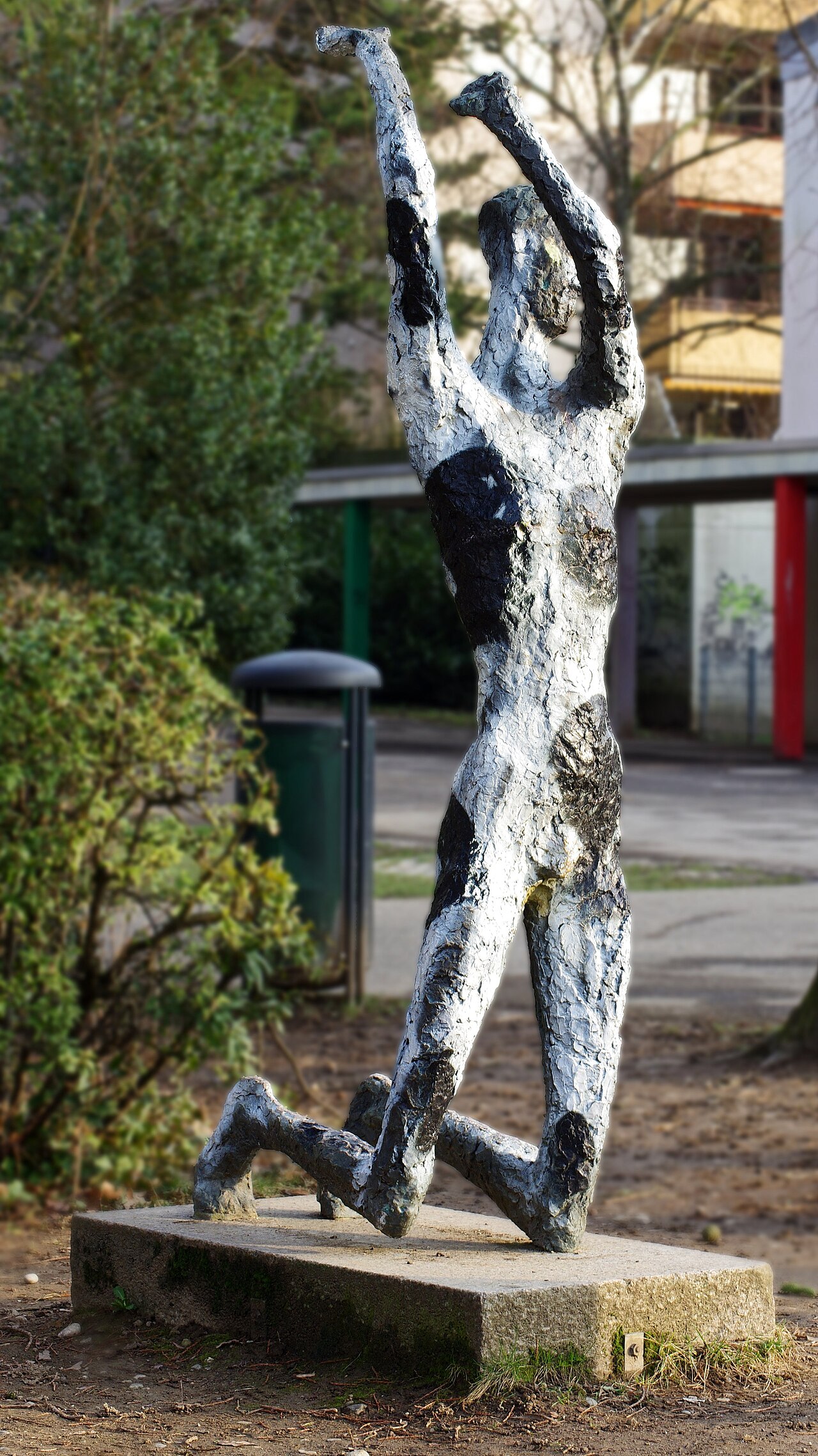 Die bronzene Prometheus-Plastik im Hof der Weiherhofschule von Nikolaus Röslmeir bzw
