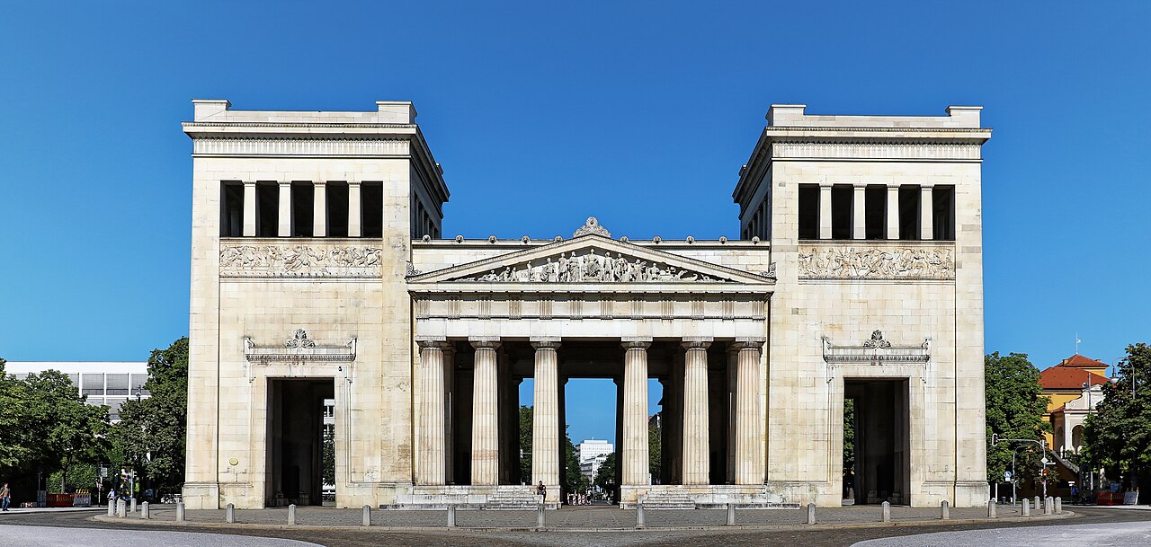 Propyläen am Münchner Königsplatz aus verschiedenen Perspektiven und mit diversen Kameras