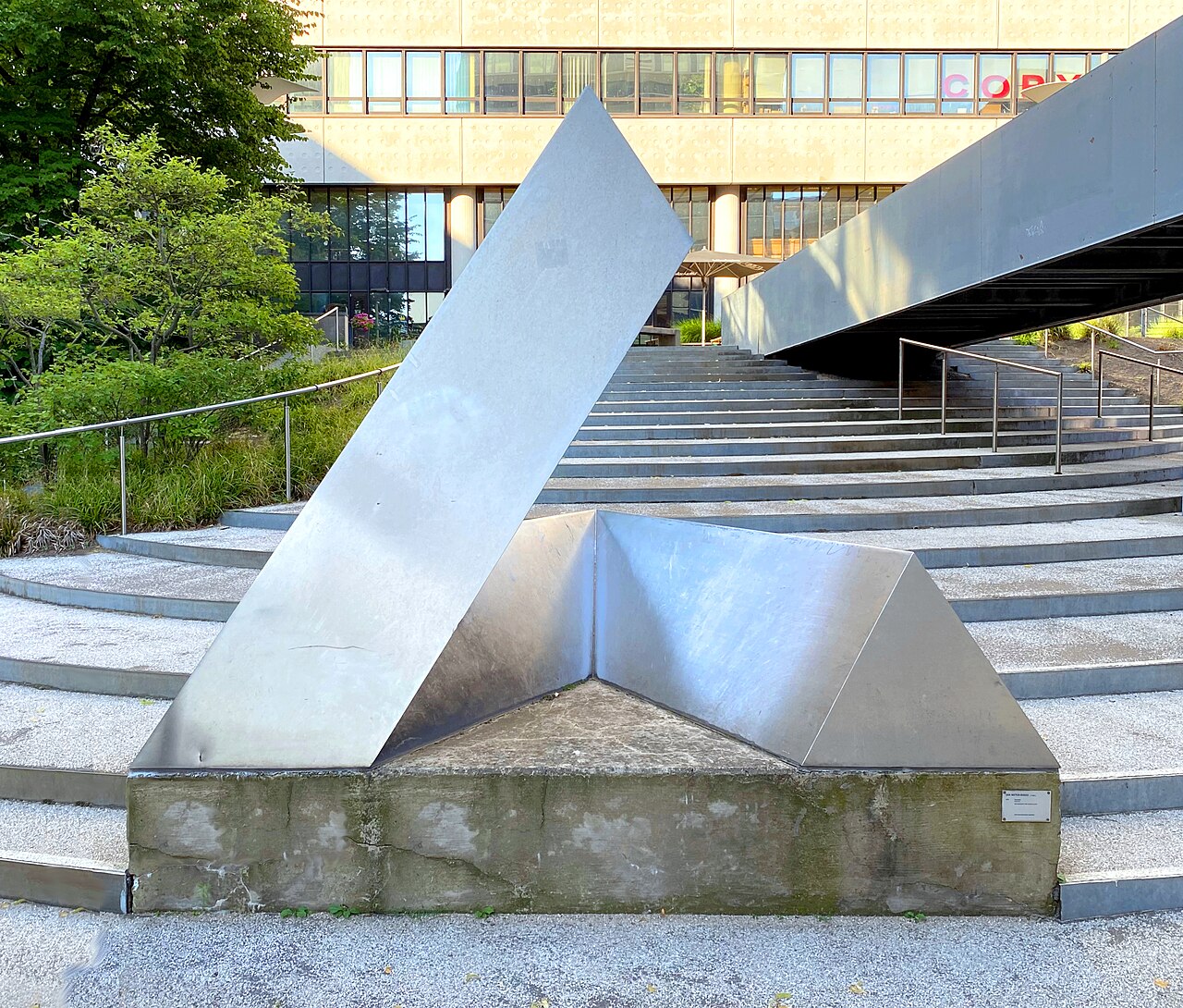 Edelstahl-Skulptur "Pyramide" von Jan Meyer-Rogge an der HAW Hamburg im Stadtteil St