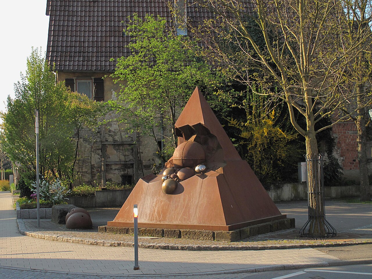 Lutz Ackermann, Pyramide, 1995, - Deutschland, Baden-Württemberg, Entringen, Volksbank