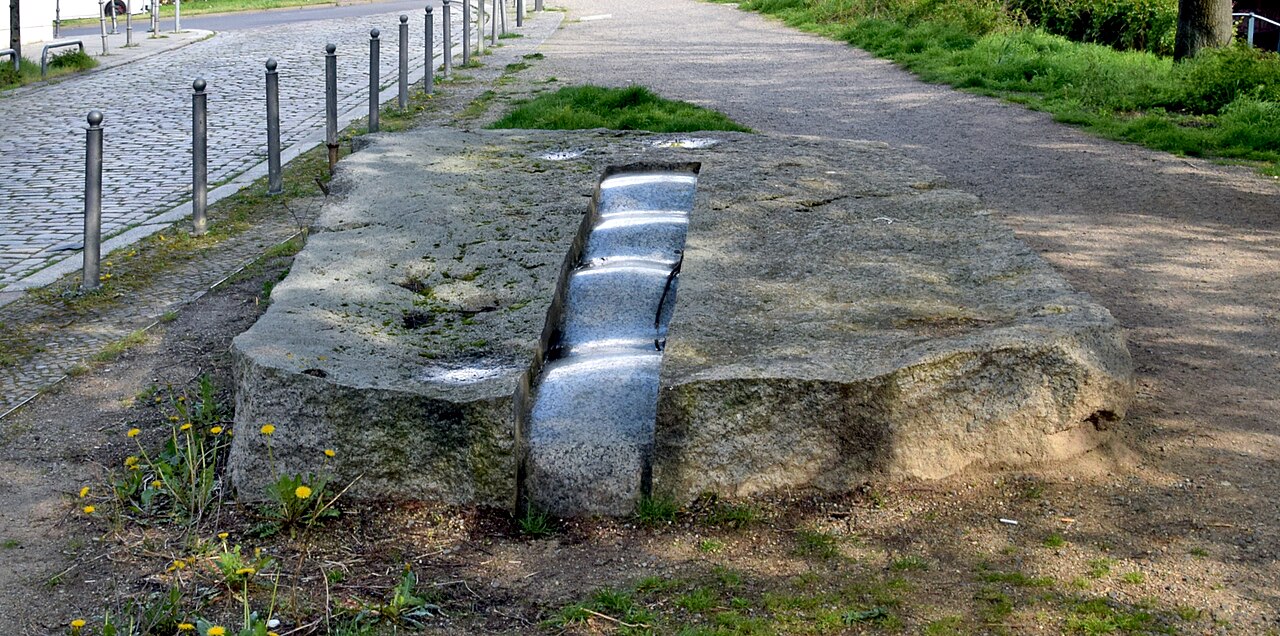 Sculpture "Quellstein" by Susanne Specht at Corneliusstraße in Berlin-Tiergarten, Germany