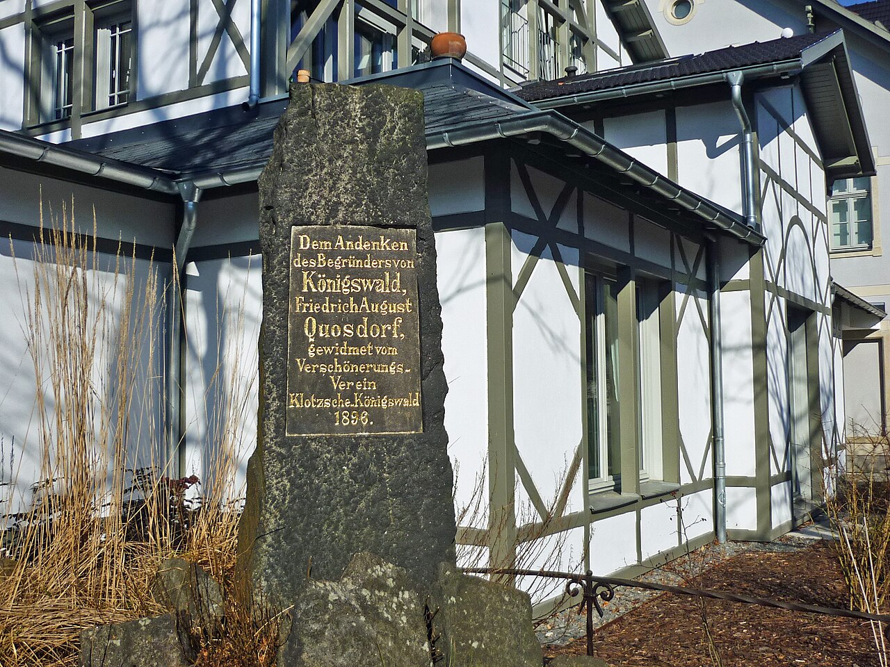 Gedenkstein vor dem Haus Zur Neuen Brücke 4 in Dresden-Klotzsche