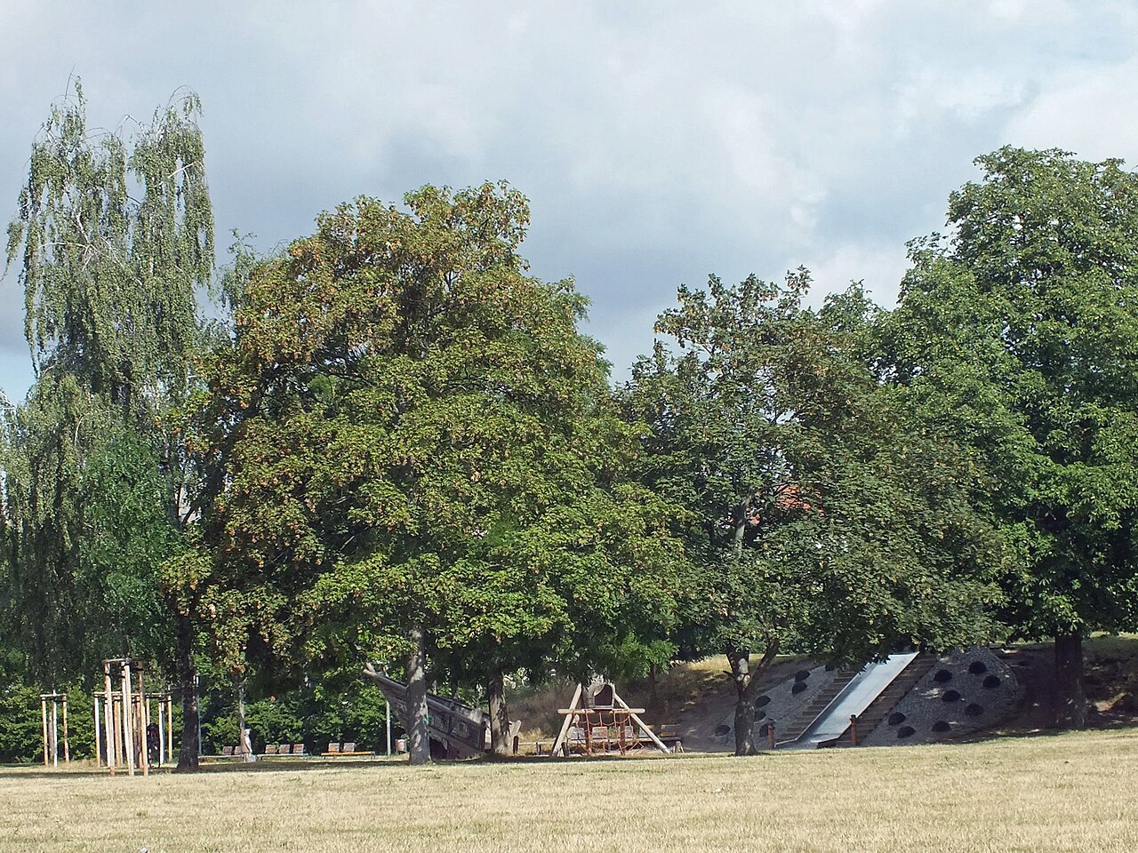 Blick zum Spielplatz im Leipziger Stadtteilpark Rabet