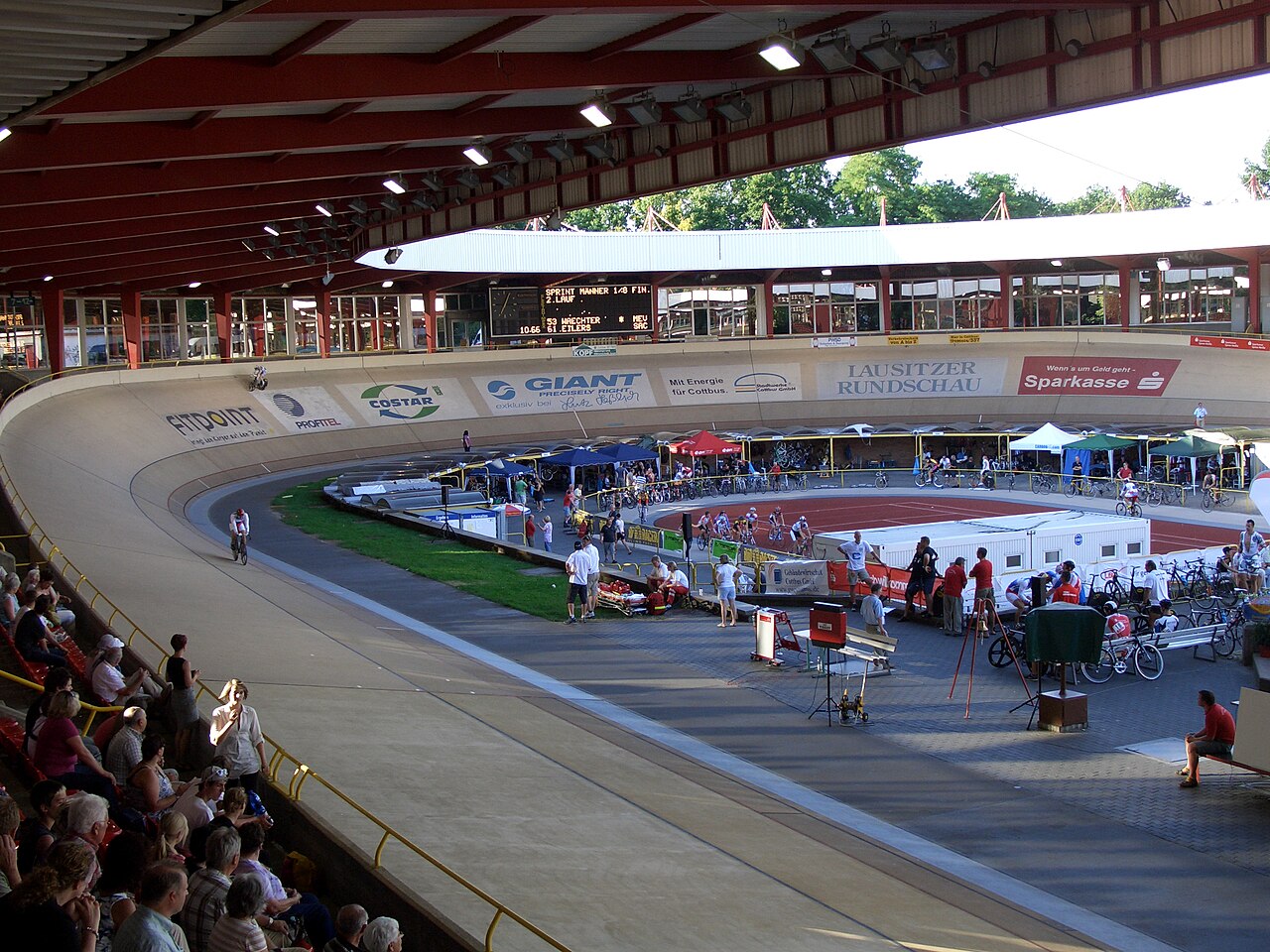 Innenraum des Cottbuser Radstadions bei den deutschen Bahnmeisterschaften 2010