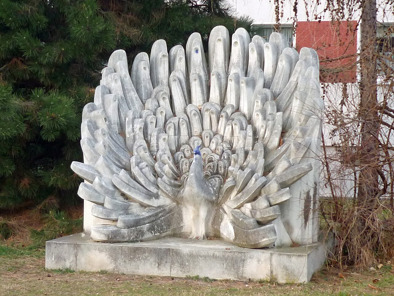 Skulptur „Radschlagender Pfau“ von Susanne Voigt an der Stübelalle in Dresden-Johannstadt