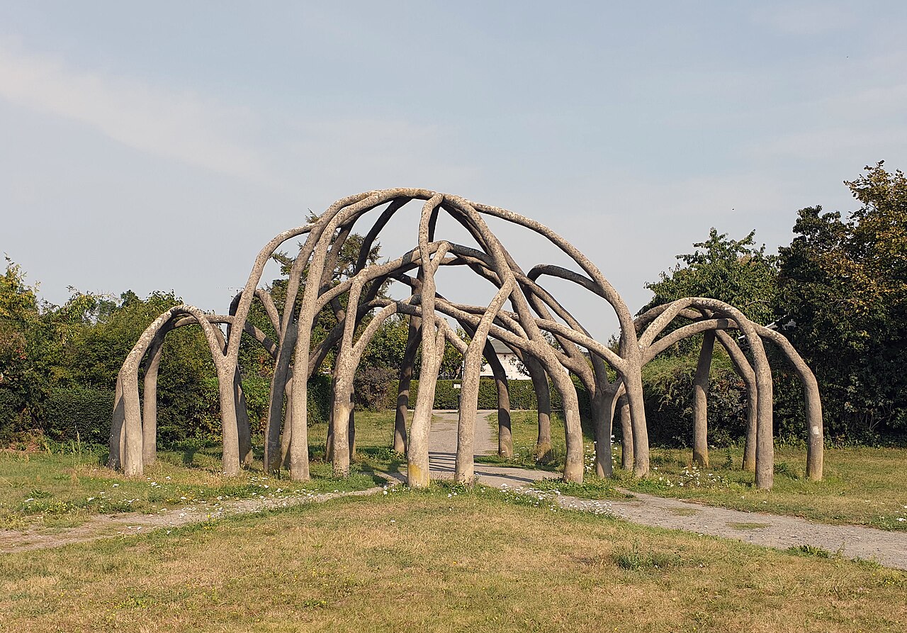 Sculpture, "'Ramificazioni-Verzweigungen " by Eckart Haisch , 1985, Hüfnerweg, Berlin-Britz , Germany