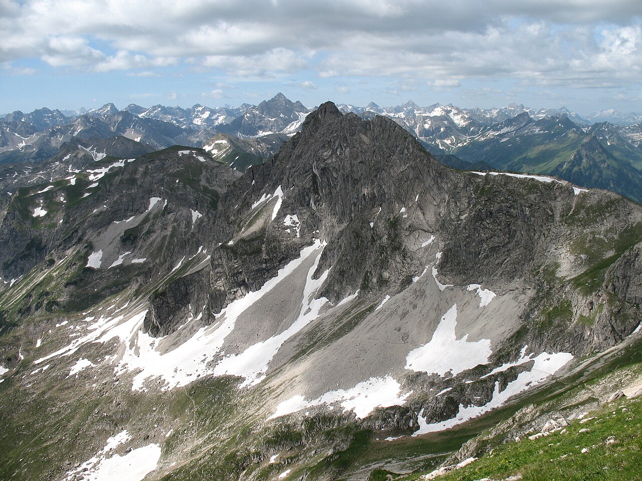 Blick vom Gaishorn (2247 m) auf das Rauhhorn (2240 m)