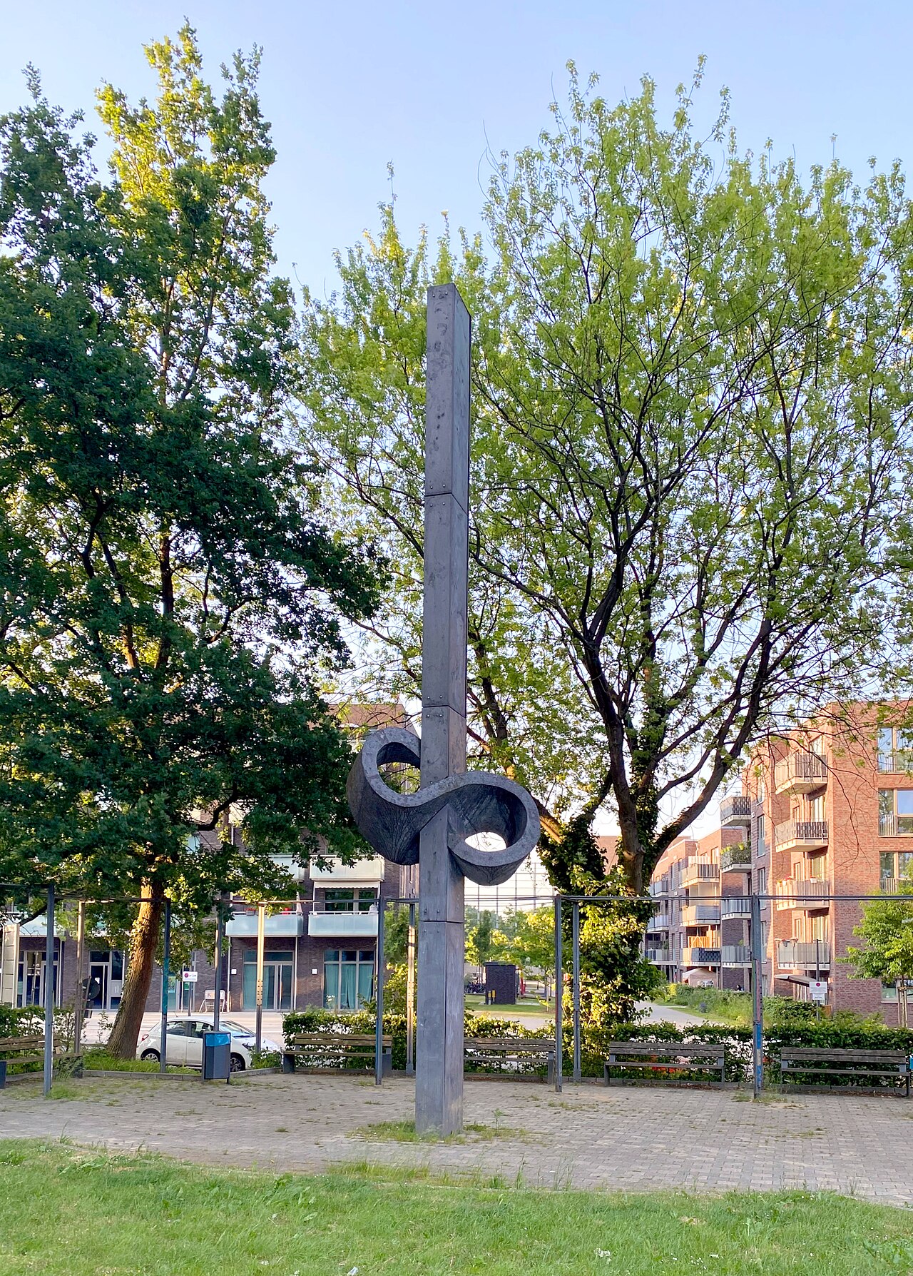 Skulptur "Raumschleife" (1971/1975) von Max Schegulla, Hörgensweg 69, Hamburg-Eidelstedt