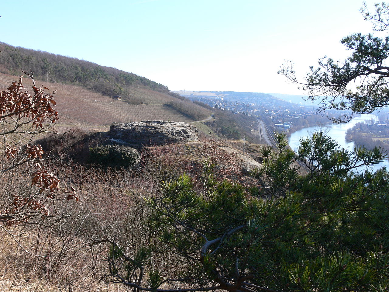 Ruine Ravensburg bei Thuengersheim, Blick von Vorburg nach Sueden ueber Halsgraben und Bergfried ins Maintal
