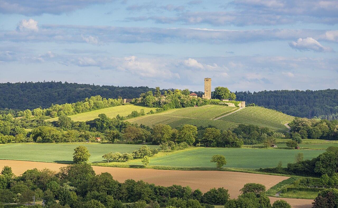 Sulzfeld (Landkreis Karlsruhe): Situationsansicht der Ravensburg aus Nord-Nordwesten vom Lerchenberg