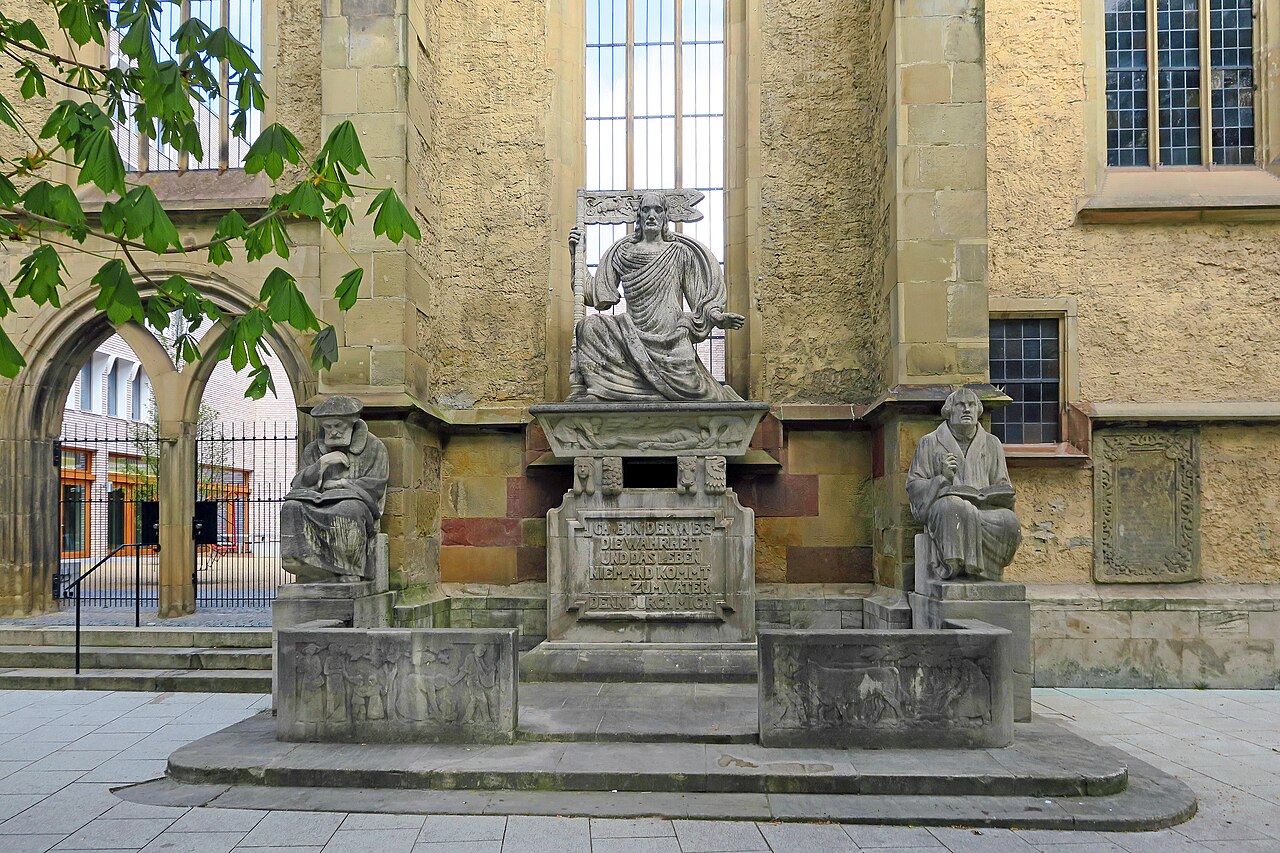 Teil der ehemaligen Südfassade der Hospitalkirche in Stuttgart mit dem Reformationsdenkmal