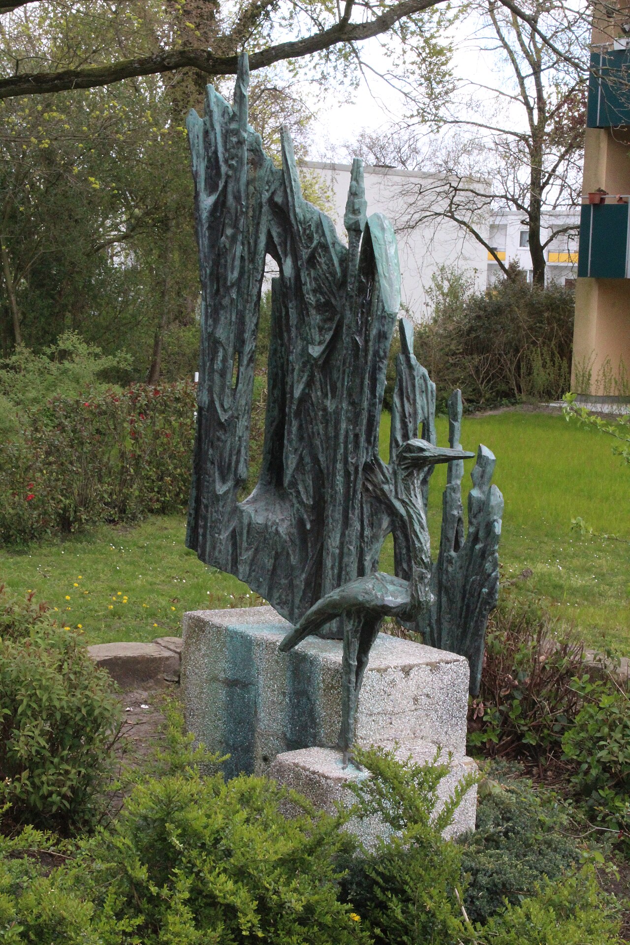 Bronzeplastik (1963) von Vilma Lehrmann-Amschler (1910-1989) in Hamburg-Iserbrook