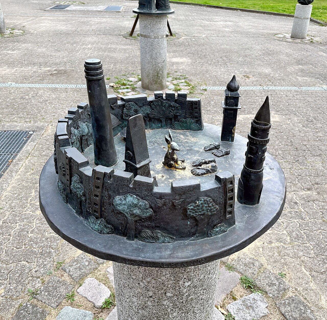 Skulptur "Reisespuren" von Anne Simon von 2018, Skulpturenhof Mümmelmannsberg in Hamburg-Billstedt
