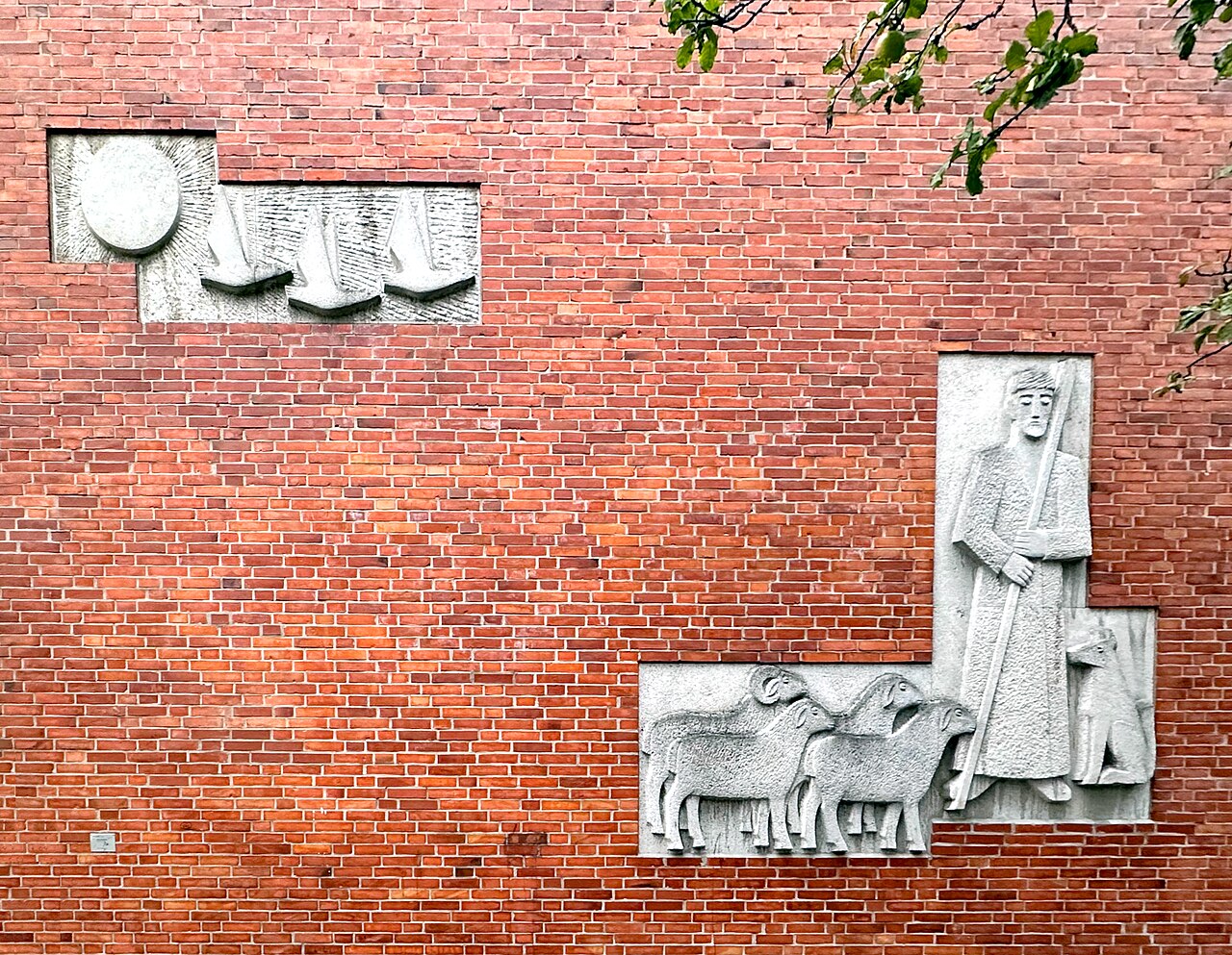 Zweiteiliges Relief "Schäfer und Vogelzug" von Fritz Fleer, Emil-Krause-Schule in Hamburg-Dulsberg