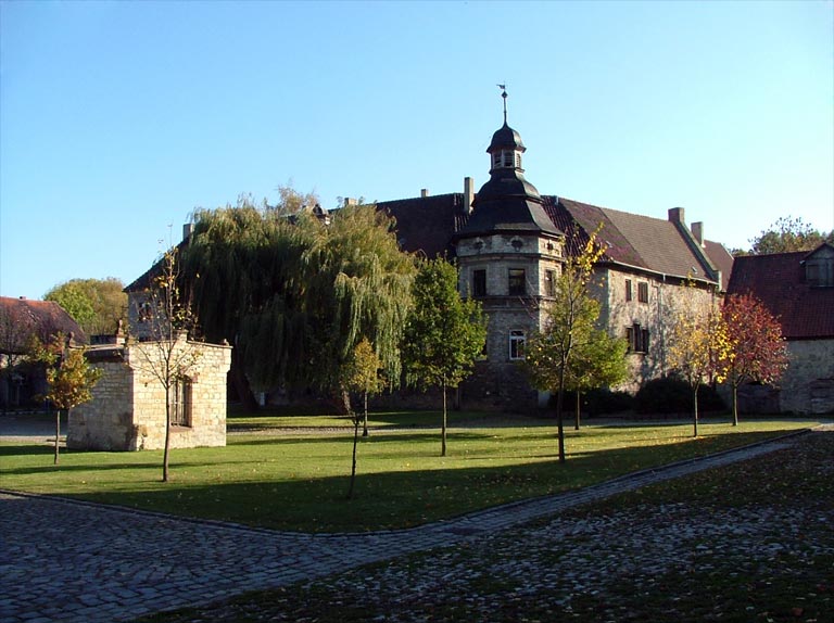 Blick auf den Turm der Burg Krottorf im Ortsteil Krottorf von Gröningen in Sachsen-Anhalt, Deutschland