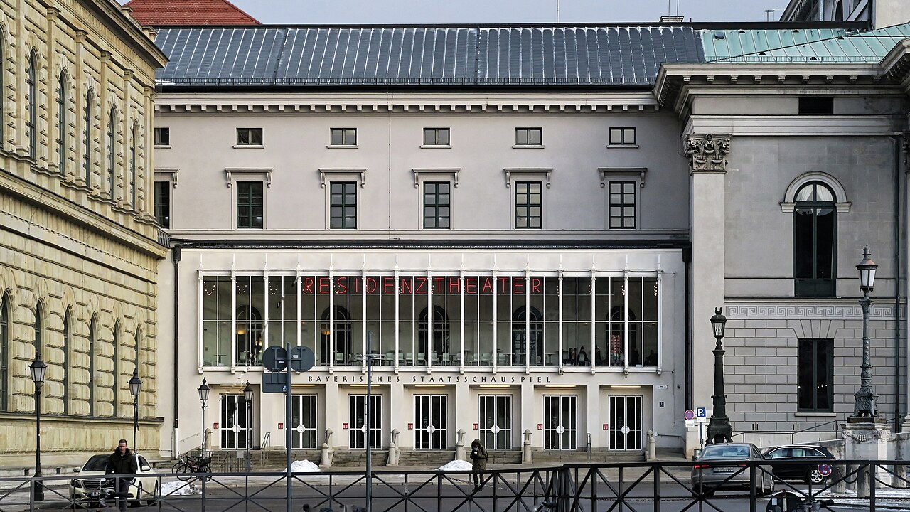 Außenansicht des Nationaltheaters, von der Ferne, links das Residenztheater, die Residenz ist angeschnitten,