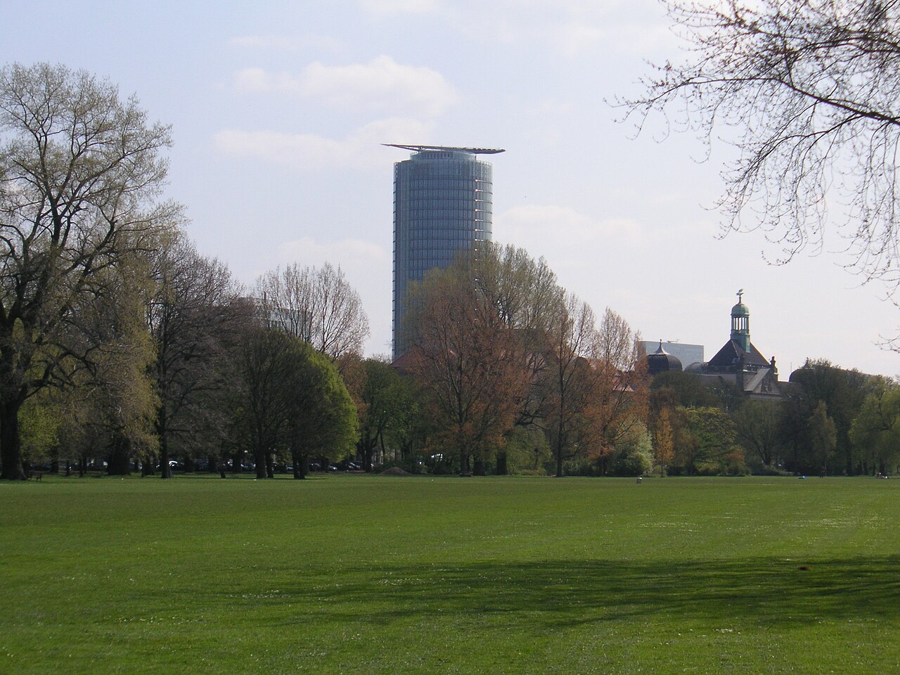 Rheinpark Düsseldorf-Golzheim, im Hintergrund Victoria-Turm und Regierungspräsidium