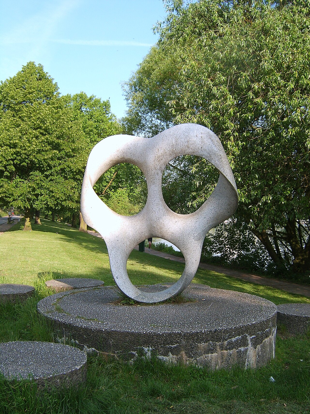 Bildbeschreibung: Rhythmus im Raum (1968) Hamburg Außenalster Kunstwerk von Max Bill Fotograf: selbst Datum: 9