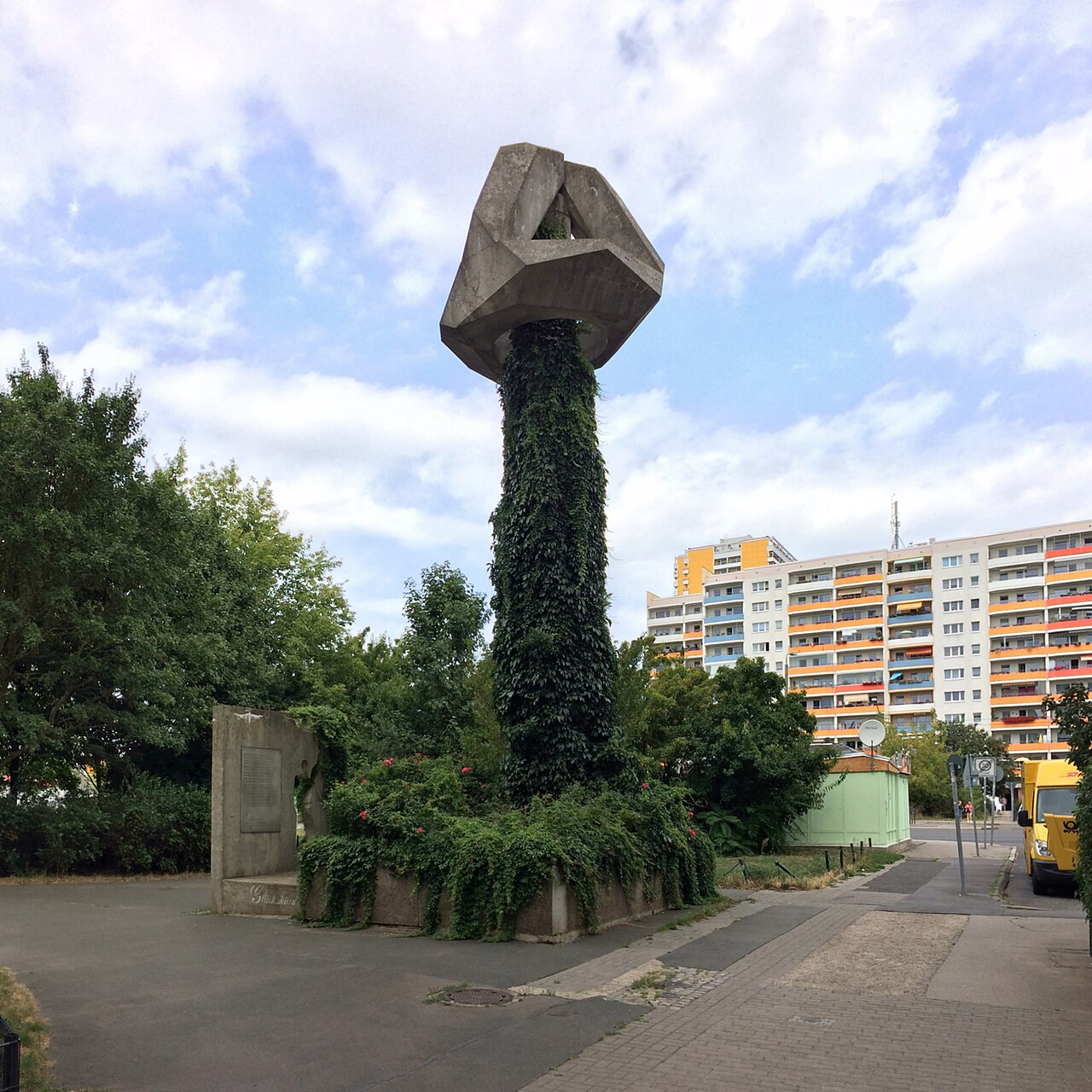 Betonplastik "Richtkrone", Allee der Kosmonauten, Berlin-Marzahn, 1979, Alfred Bernau