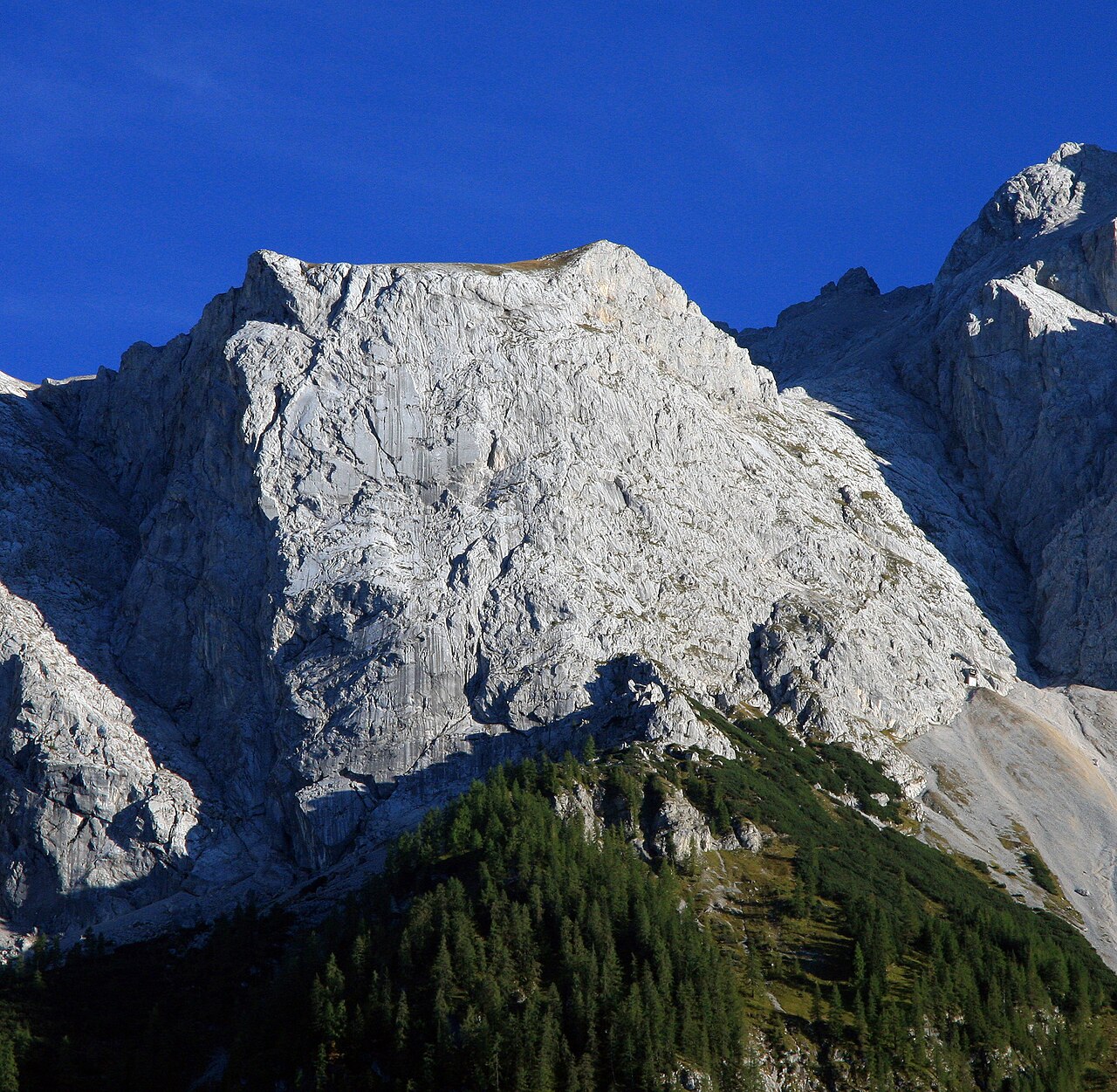 Riffeltorkopf marks the most western end of the Waxensteinkamm in the Wetterstein mountains