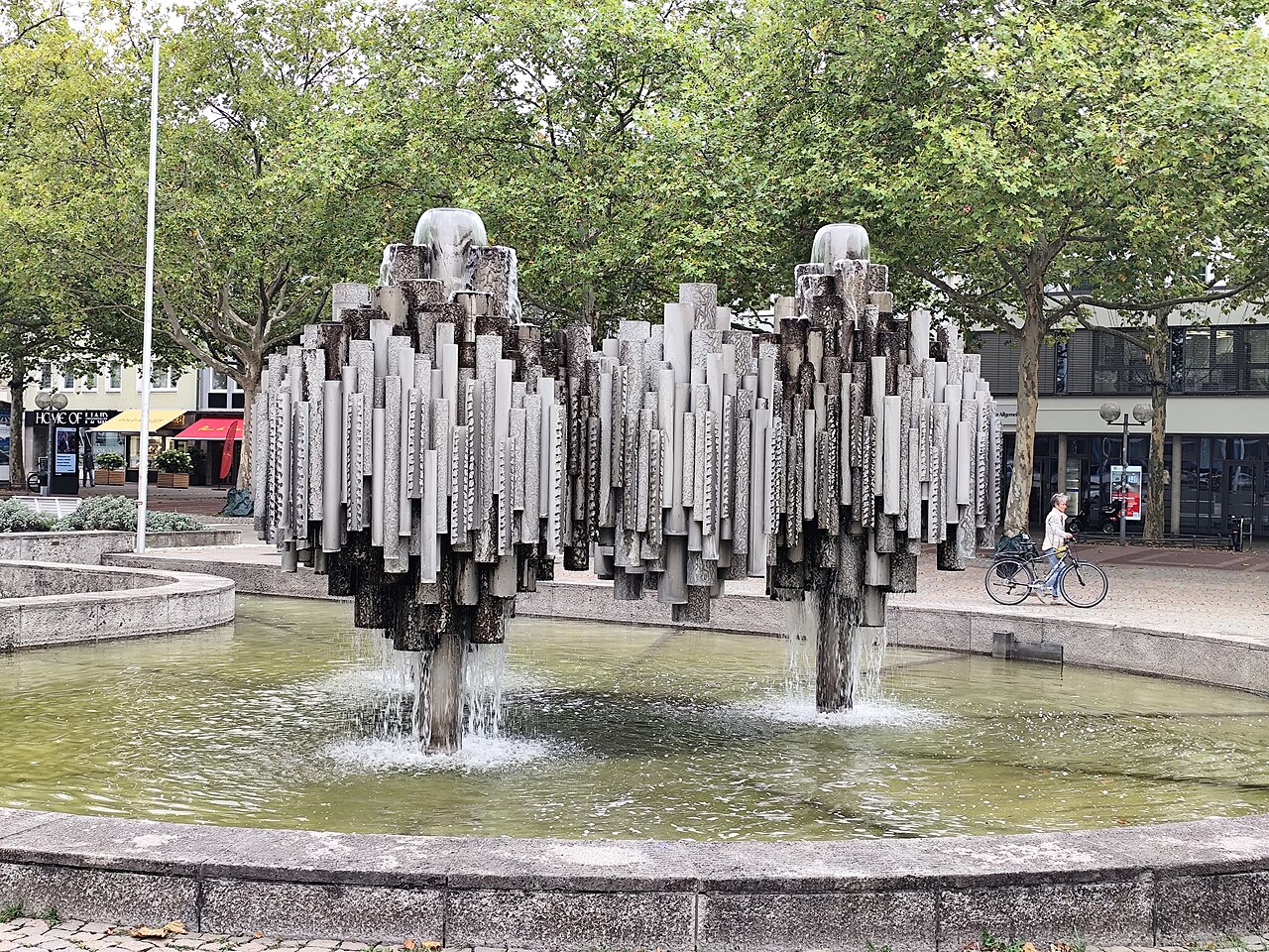 Röhrenbrunnen (Wolfsburg) in der Porschestraße