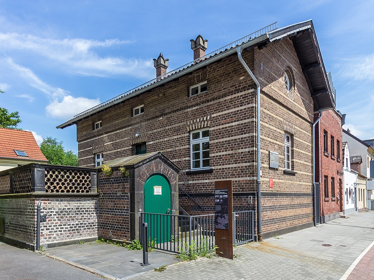 Zugang Römergrab Köln-Weiden und denkmalgeschütztes Wächterhaus