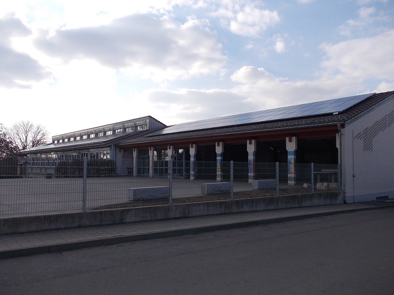 Schulgebäude der Grundschule in Rißtissen