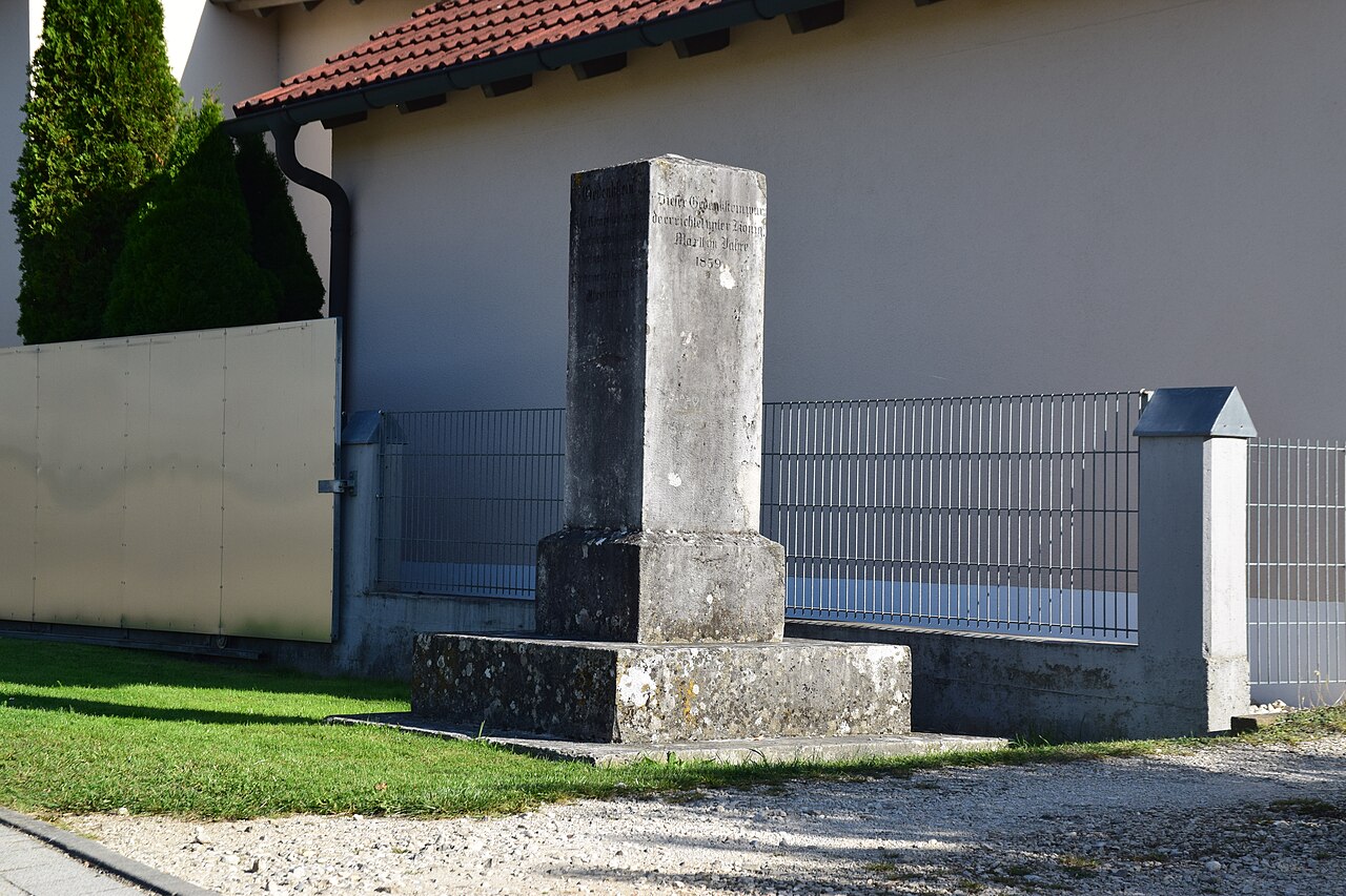 Steinpfeiler auf quadratischem Sockel