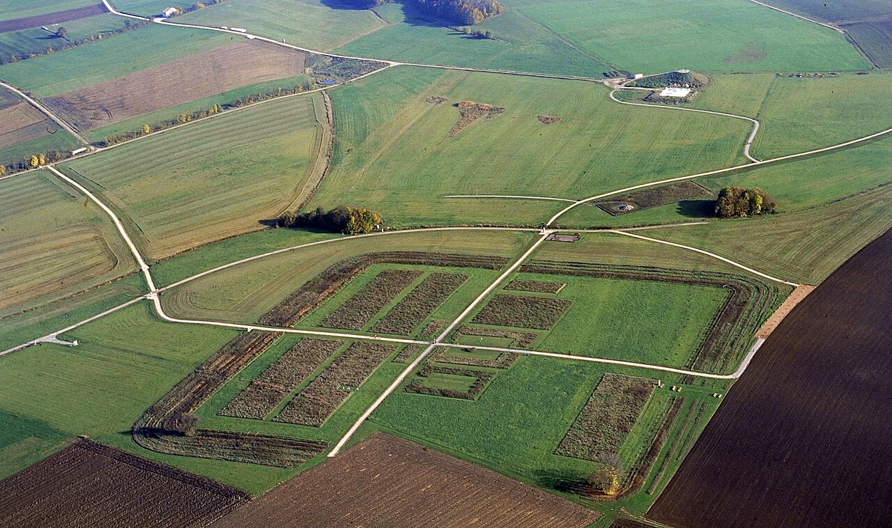 Luftbild des bepflanzten Kastells mit Aussichtshügel im Hintergrund (Oktober 2008)
