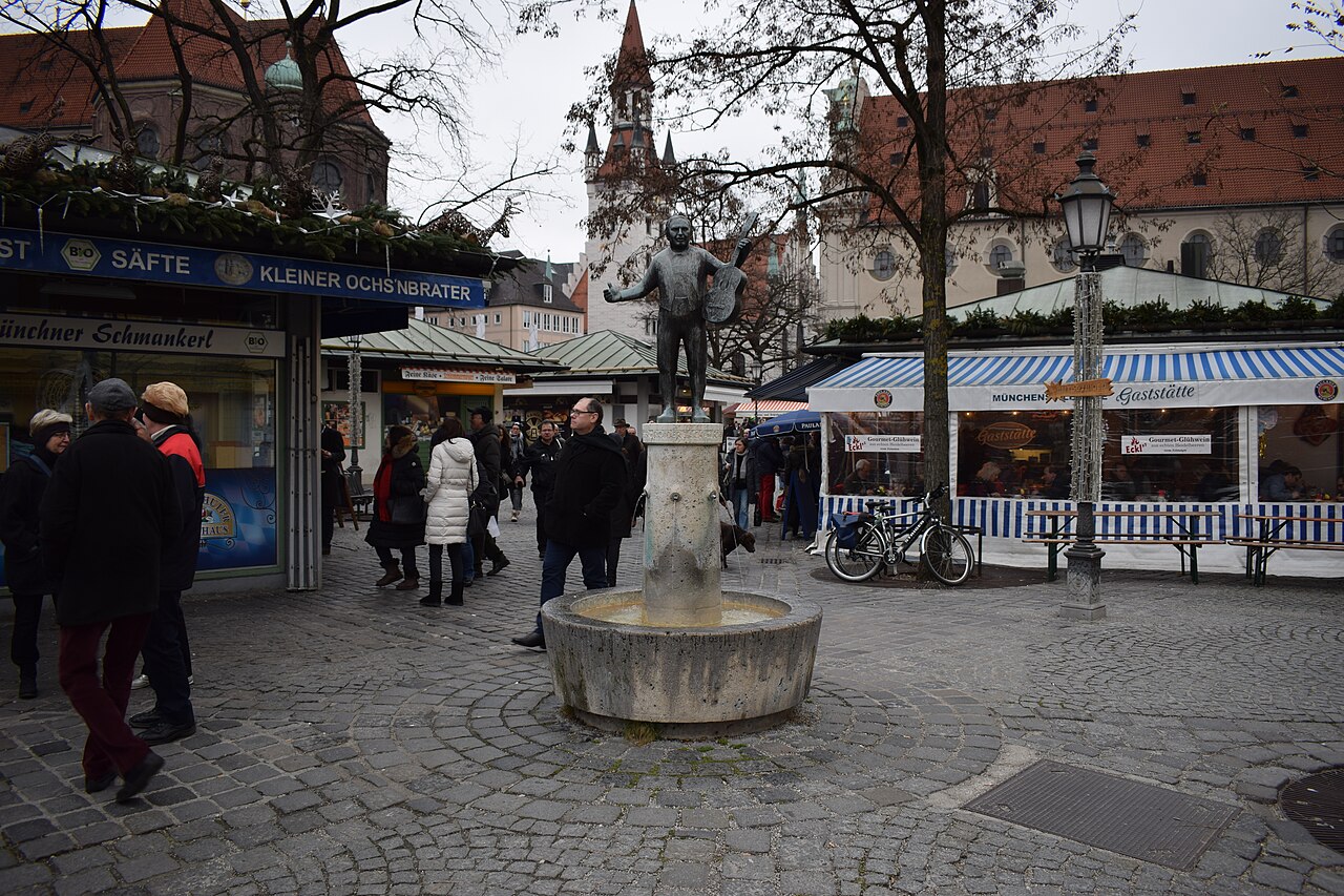 Der Roider-Jackl-Brunnen auf dem Viktualienmarkt in München
