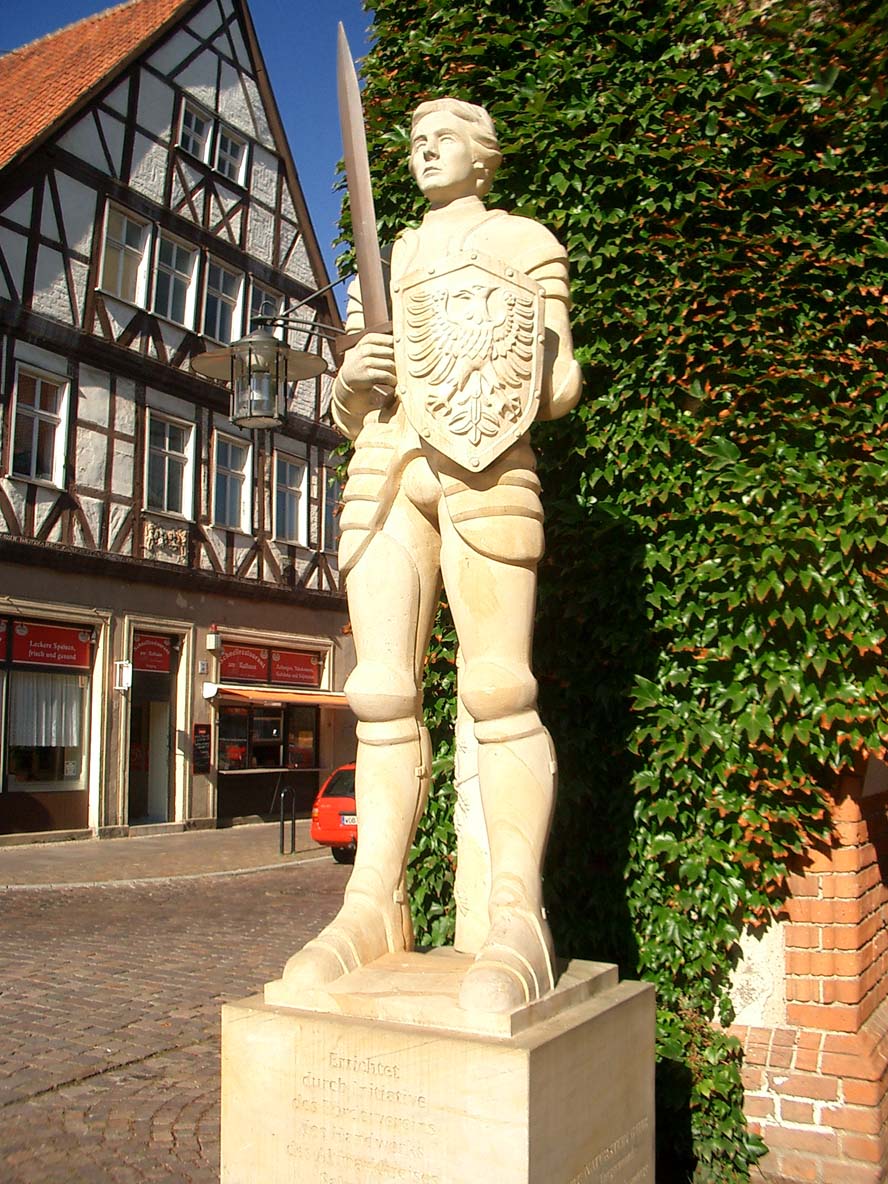 Roland (Nachbildung) vor dem Rathaus in Gardelegen