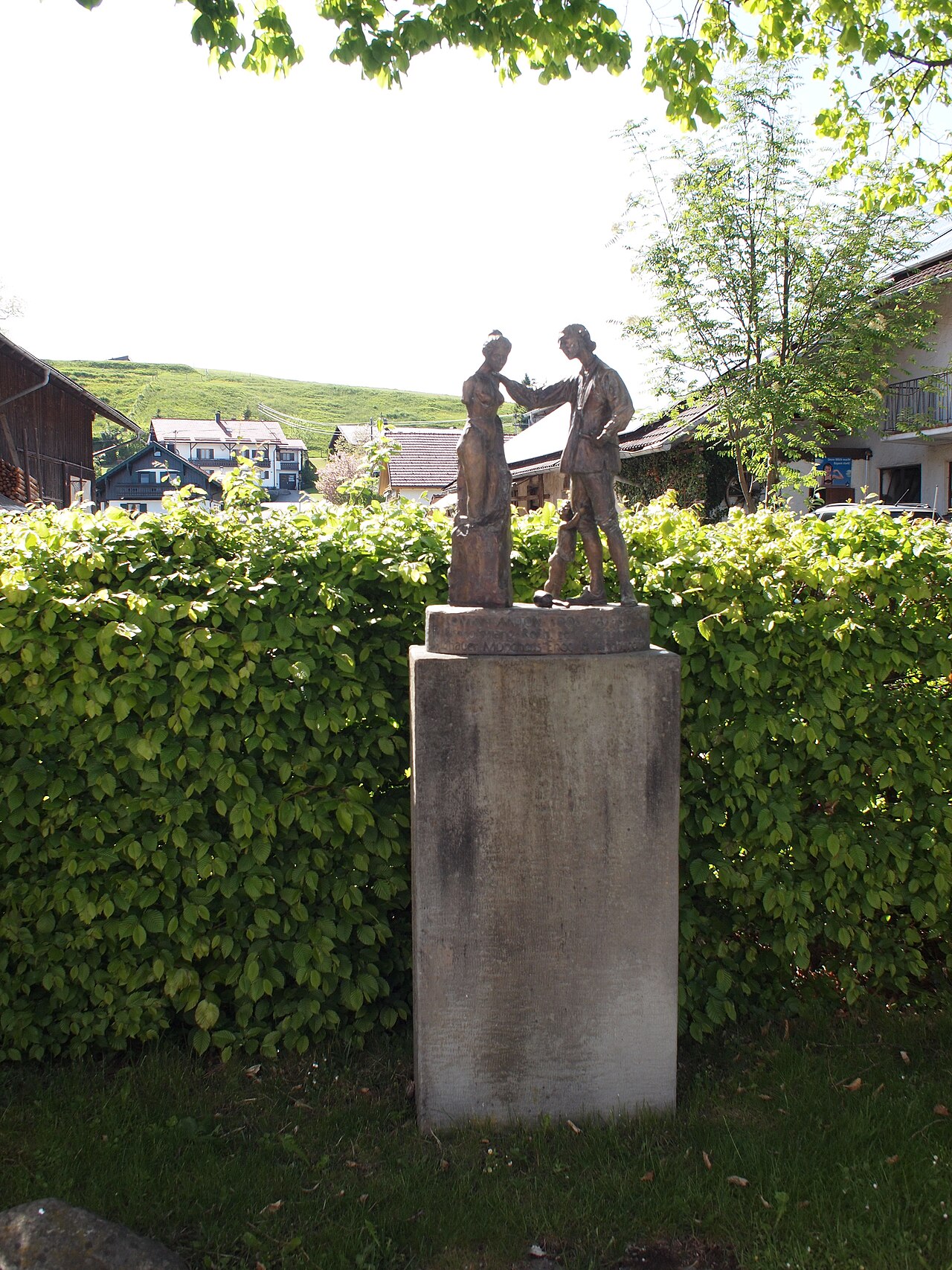 Denkmal für Roman Boos am Dorfplatz in Rosshaupten