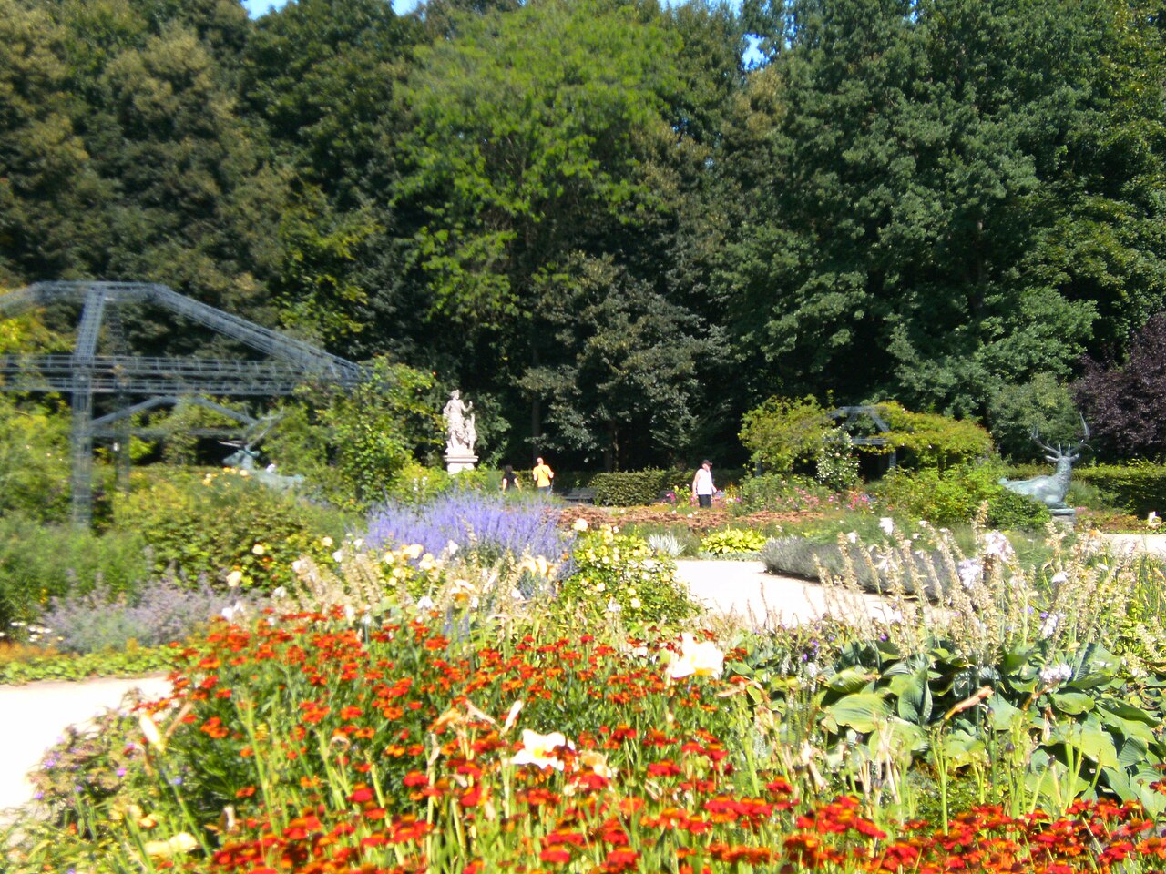 Großer Tiergarten in Berlin: Rose garden (Rosengarten) with stag sculpture