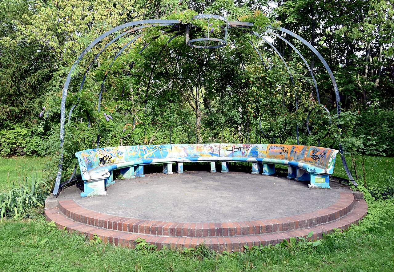 Pavilion with round bench (Rosenpavillon) by Dieter Rühle in Fennpfuhlpark in Berlin, Germany