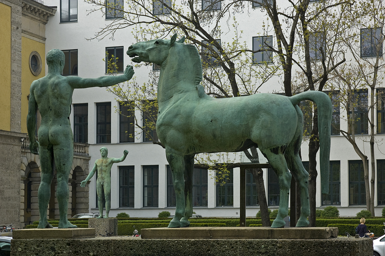 Arcisstraße, Rosselenker, ursprünglich zwei Bronzefigurengruppen im ehem