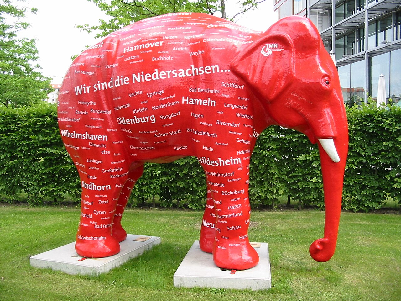 Rote Elefantenskulptur vor der niedersächsischen Landesvertretung in Berlin