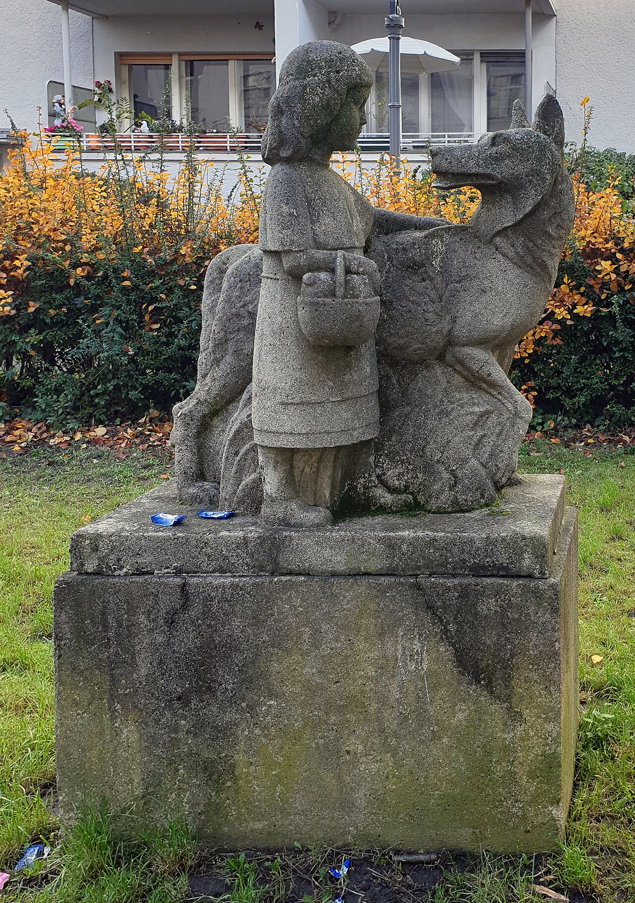 Sculpture, " Rotkäppchen und der Wolf ", 1938, Kerstenweg 3, Berlin-Wilhelmstadt , Germany
