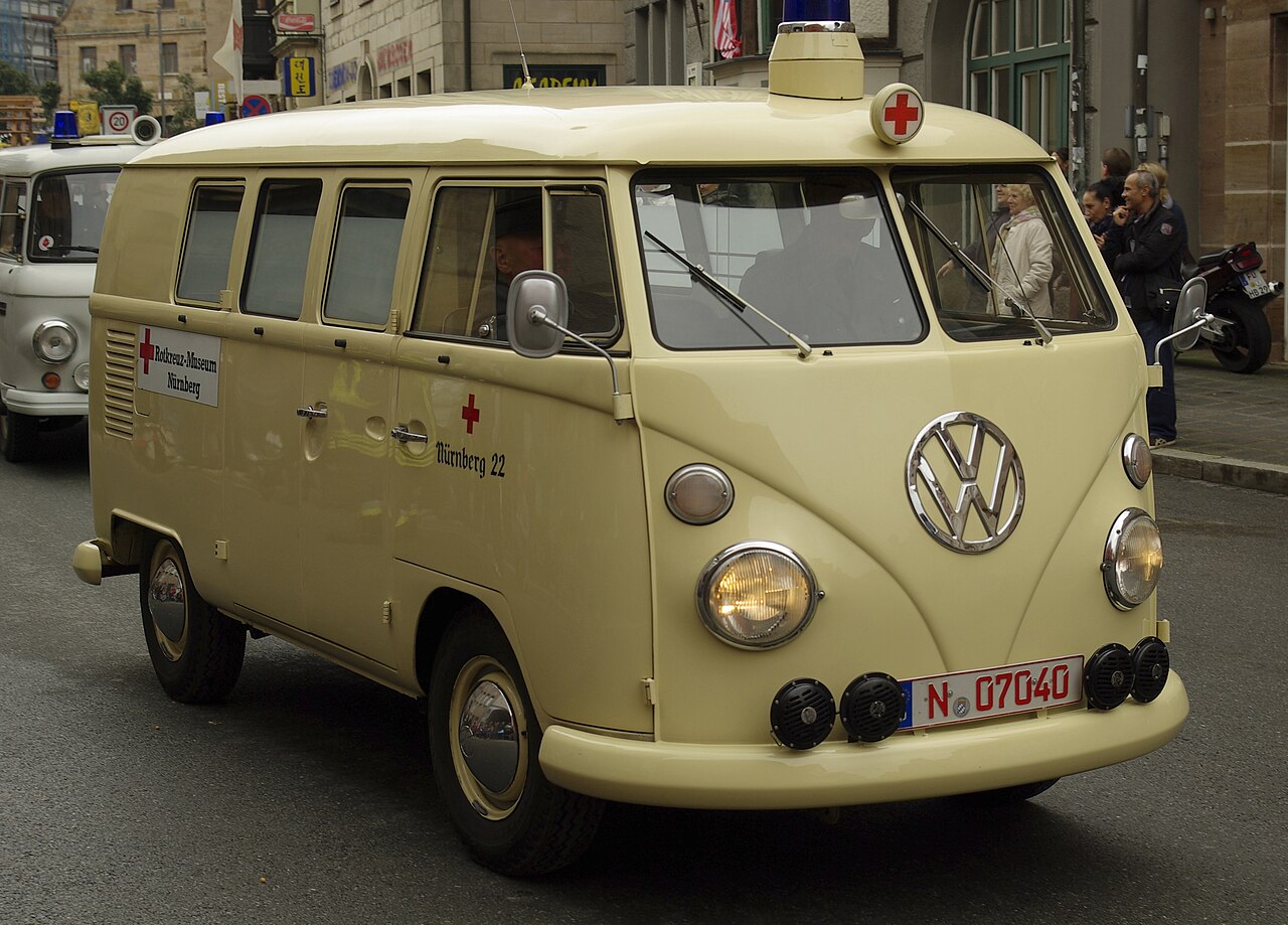 Historischer Rettungswagen des Rotkreuz-Museums Nürnberg auf dem Erntedankfestzug der Michaeliskirchweih in Fürth