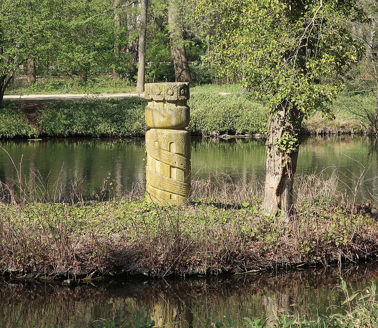 Die Rousseau-Säule von Günter Anlauf besteht aus Sandstein