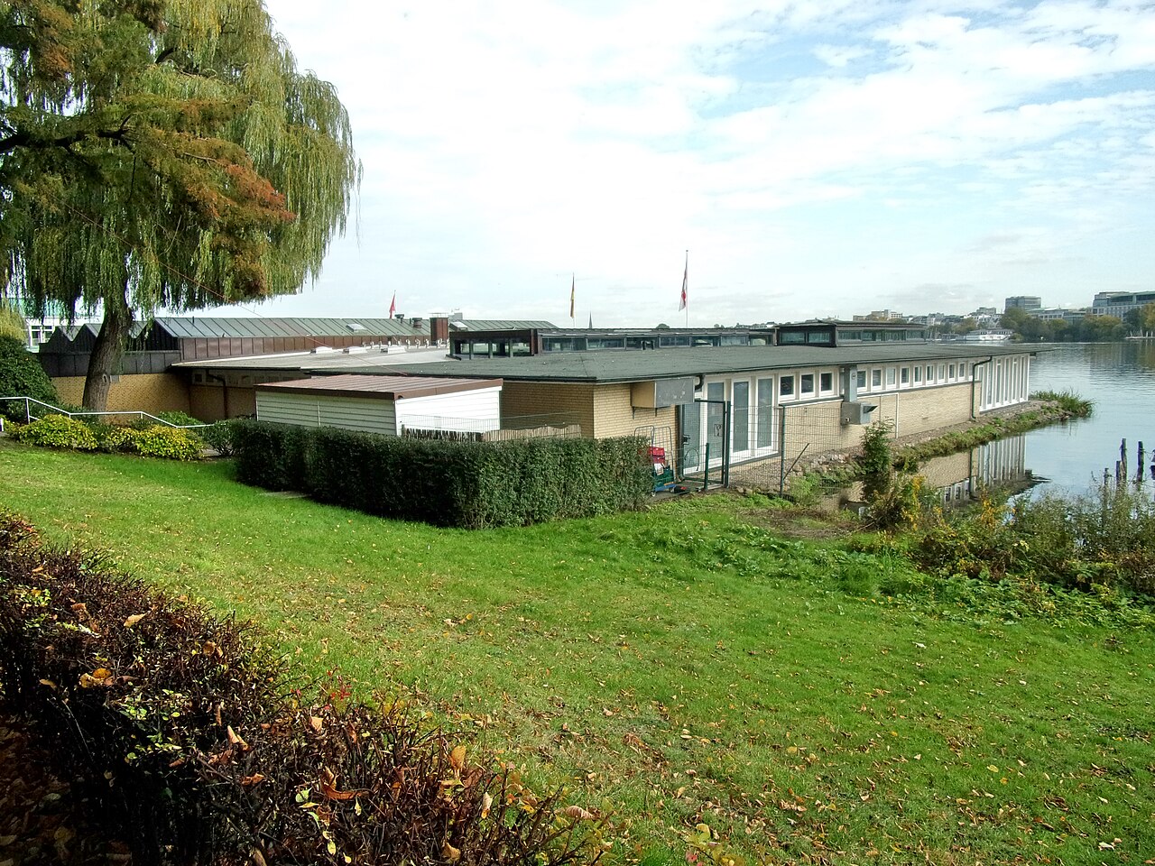 Vereinsheim des Ruderclubs Favorite Hammonia an der Außenalster, Alsterufer 9 in Hamburg-Rotherbaum (2019)