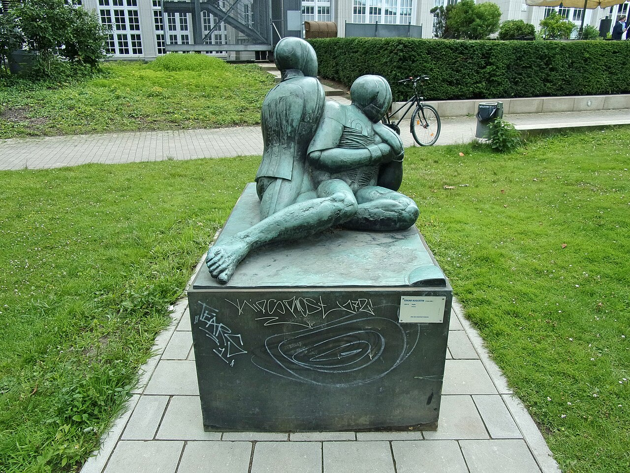 Skulptur " Rugby " von Edgar Augustin im Gustav-Mahler-Park