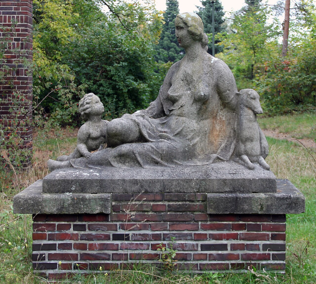 Sculpture, "Ruhende Mutter" by Willy Ernst Schade , 1929, Mittelheide 13, Berlin-Köpenick , Germany