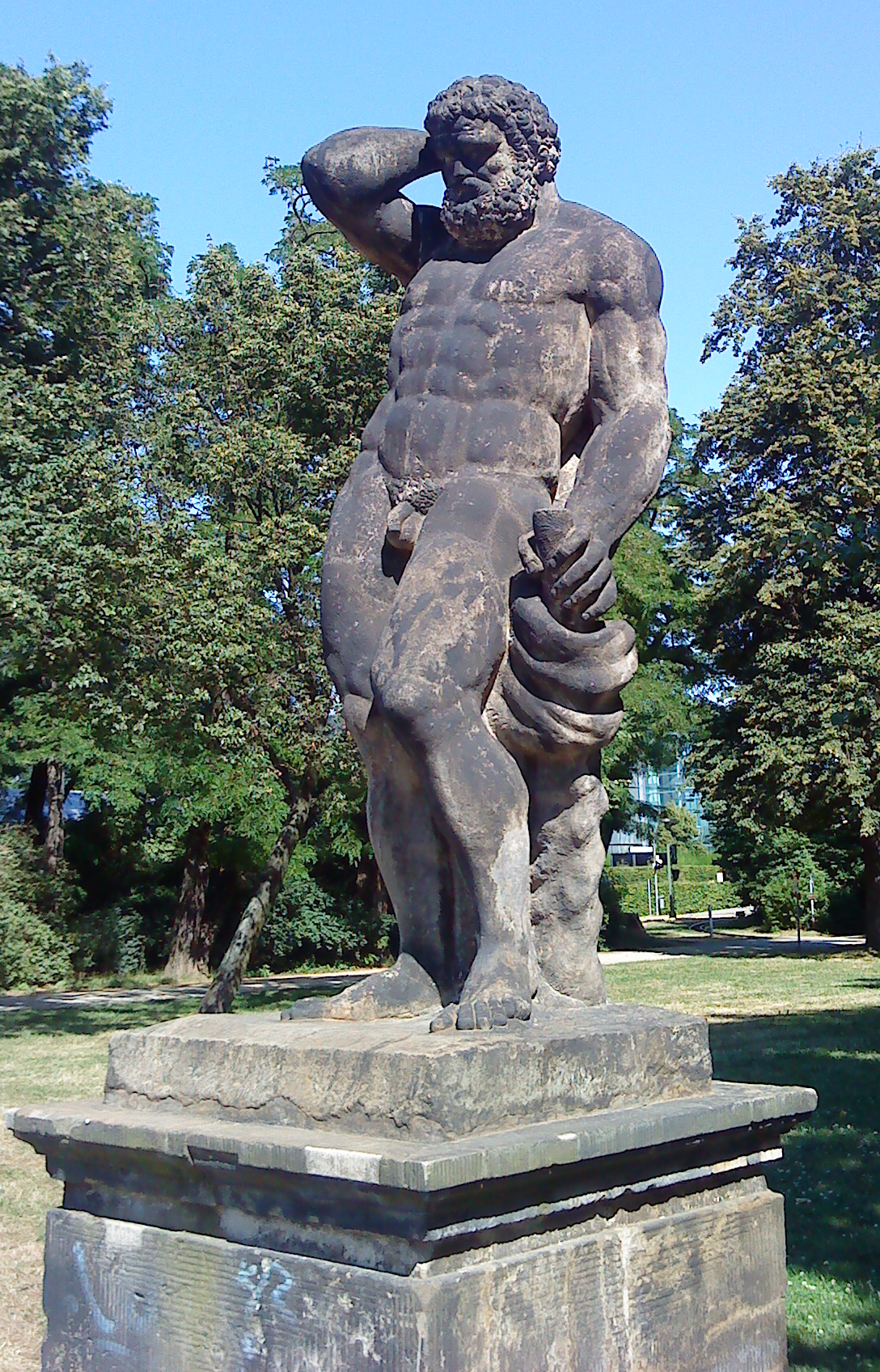 Statue des Herkules, am Eingang der Herkulesallee zum Grossen Garten in Dresden