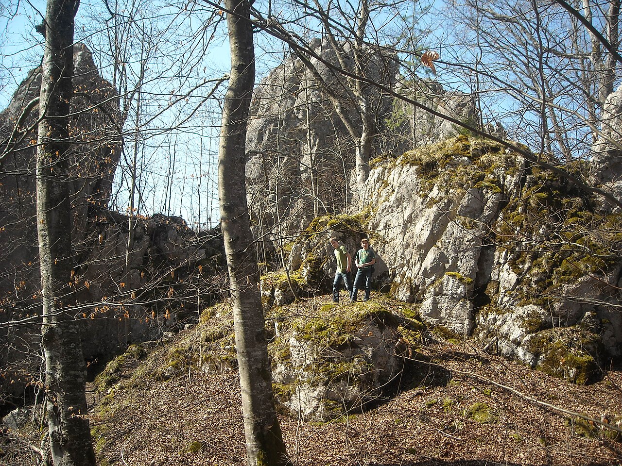 Das Felsmassiv zwischen Bad Urach und Seeburg, auf dem die Burg Baldeck stand