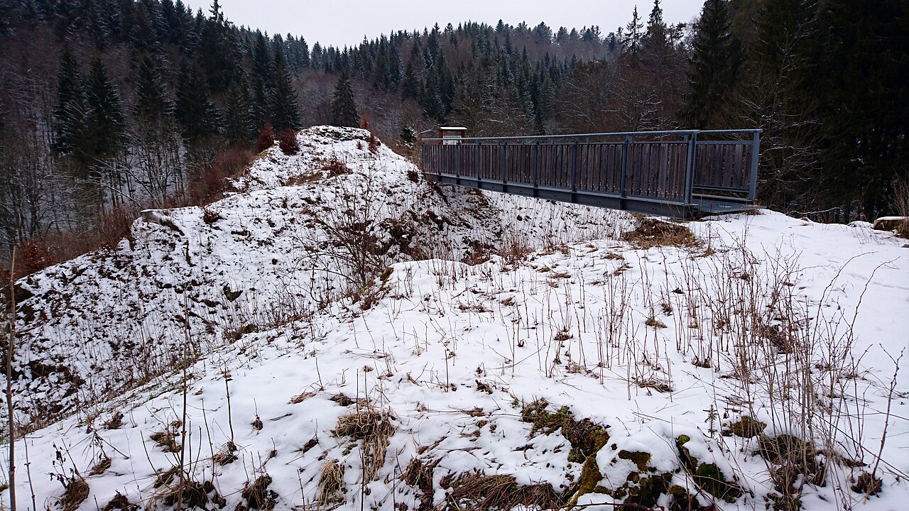 Blick über die ehemalige Zugbrücke zur Kernburg