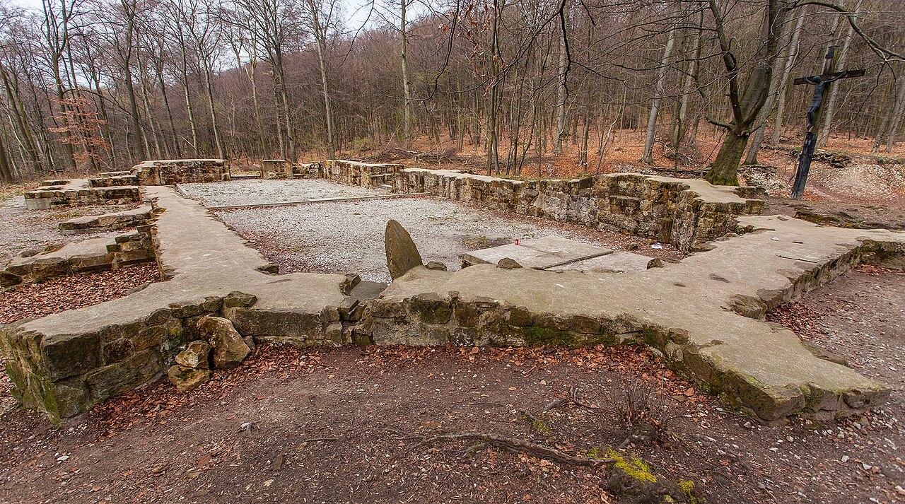 Die Reste des Jostbergklosters im Teutoburger Wald südwestlich von Bielefeld