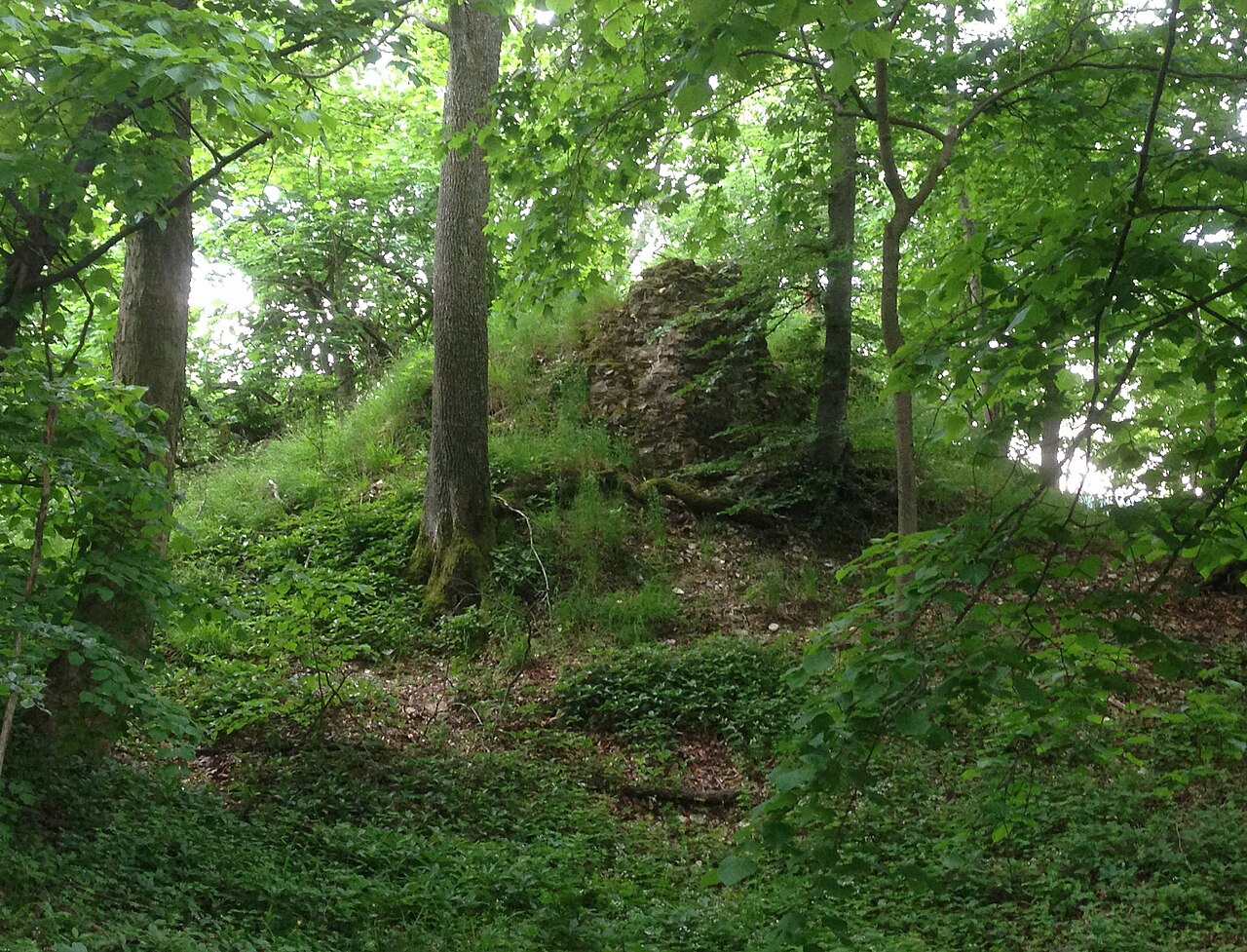 Mauerrest des Bergfrieds der früheren Burg Grombach