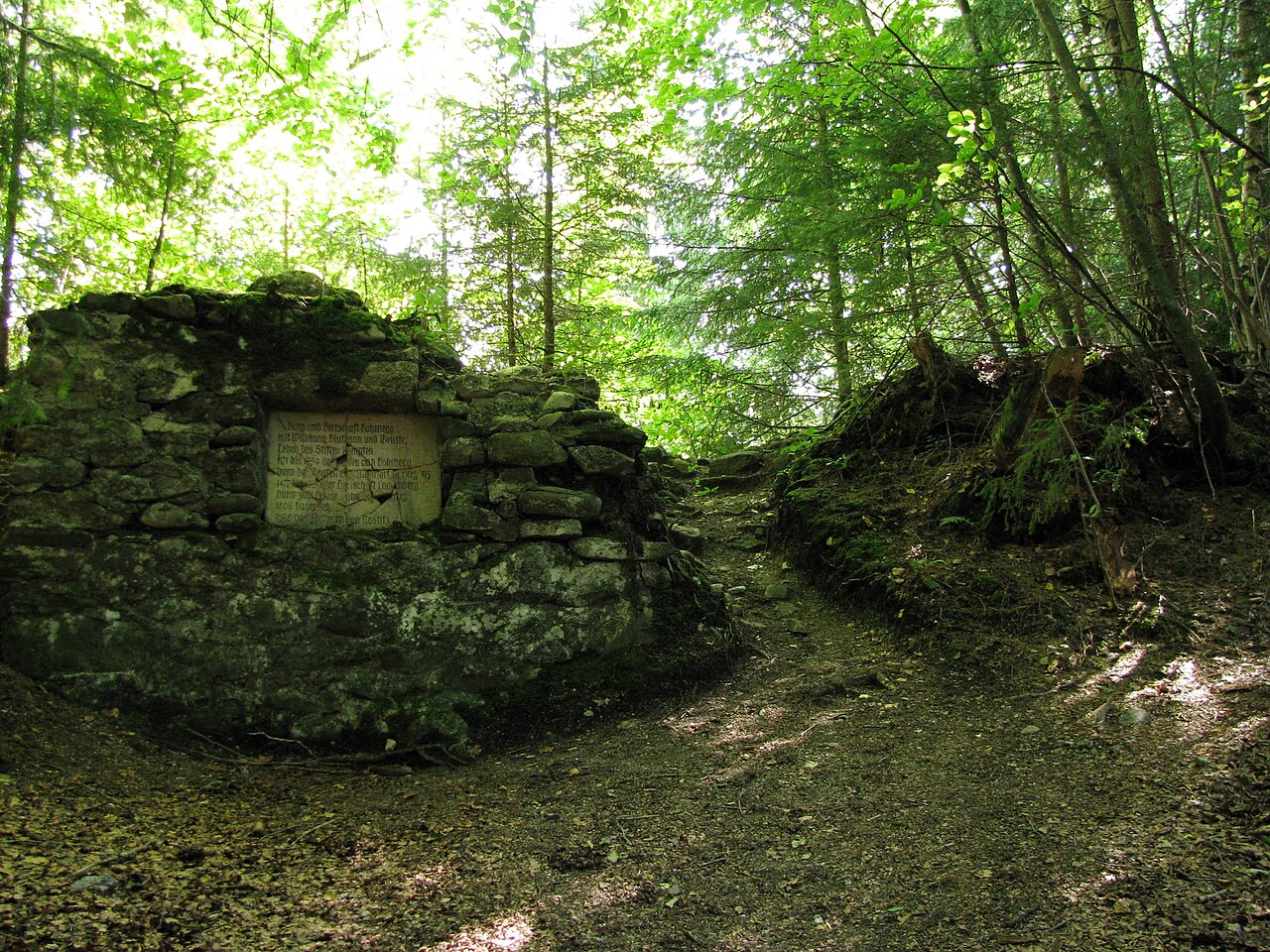 Burgstall Hohenegg, Mauerrest der Burg und Gedenktafel